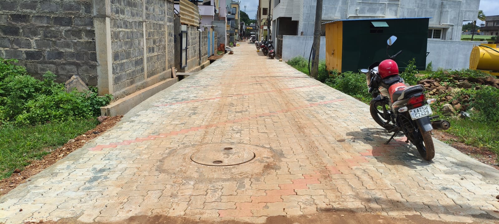 ಧಾರವಾಡದ ನಿಜಾಮುದ್ದೀನ್‌ ಕಾಲೊನಿಯ ಮಸ್ತಾನ ಪ್ಲಾಟ್‍ನ ಬೀದಿಗೆ ಇಂಟರ್‌ಲಾಕಿಂಗ್ ಸಿಮೆಂಟ್ ಇಟ್ಟಿಗೆ ಅಳವಡಿಸಲಾಗಿದೆ