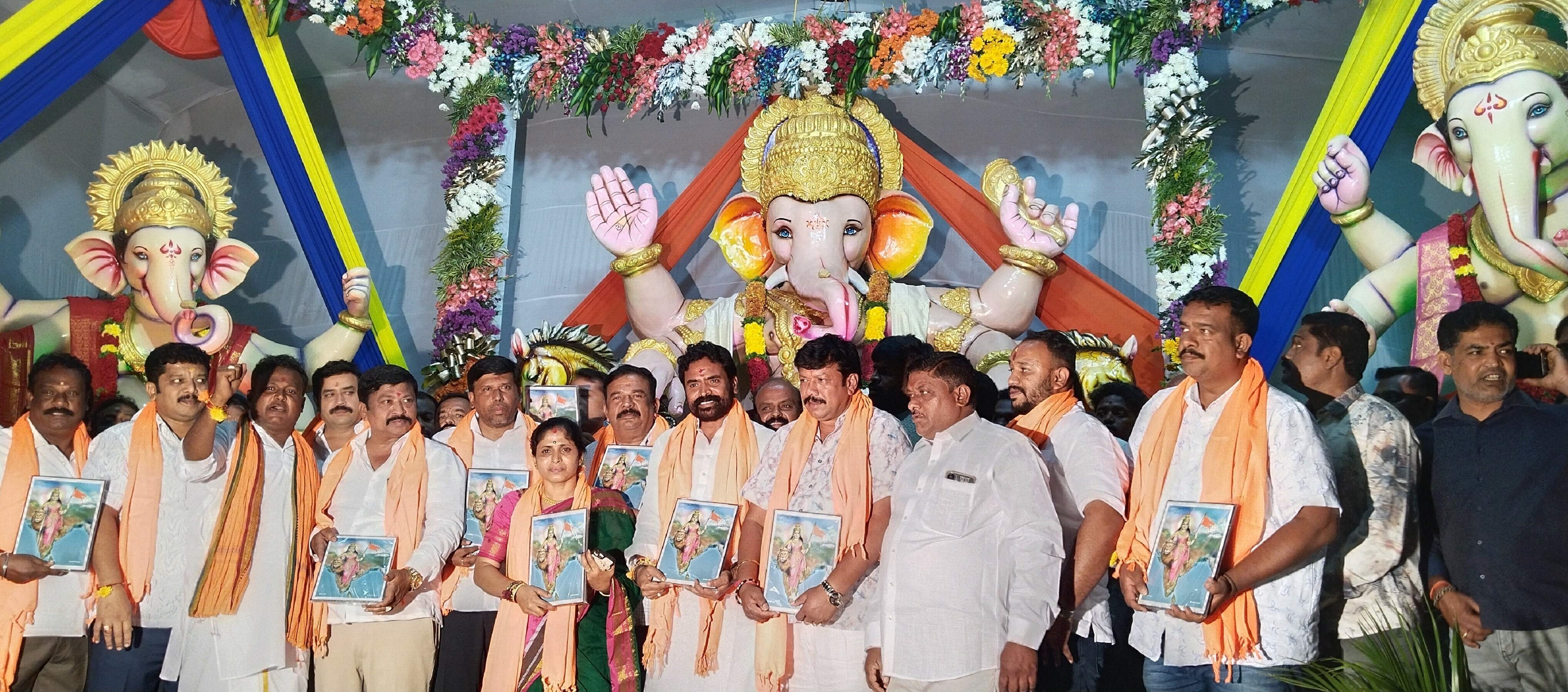 ಕೋಲಾರದ ಅಖಂಡ ಭಾರತ ವಿನಾಯಕ ಮಹಾಸಭಾ ಗಣೇಶೋತ್ಸವದಿಂದ ಆಪರೇಷನ್ ಸಿಂಧೂರ ಸೈನಿಕ್‌ ವೇದಿಕೆ ರಚಿಸಿ ಗಣಪನ ಮೂರ್ತಿ ಪ್ರತಿಷ್ಠಾಪಿಸಿದ್ದು ಮುಖಂಡರು ಪೂಜಾ ಕಾರ್ಯದಲ್ಲಿ ಪಾಲ್ಗೊಂಡಿದ್ದರು