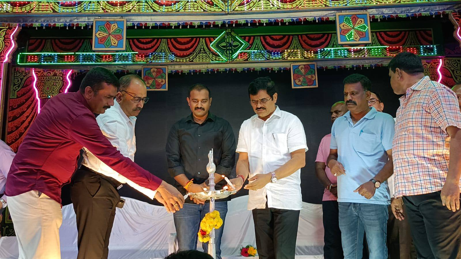 ಜಿಲ್ಲಾ ಪೊಲೀಸ್ ವರಿಷ್ಠಾಧಿಕಾರಿ ಆರ್. ಶ್ರೀನಿವಾಸ ಗೌಡ ಚಾಲನೆ ನೀಡಿದರು. ಹೆಚ್ಚುವರಿ ಪೊಲೀಸ್ ವರಿಷ್ಠಾಧಿಕಾರಿಗಳಾದ ರಾಮಚಂದ್ರಪ್ಪ ರಾಜೇಂದ್ರ ಡಿವೈಎಸ್‍ಪಿಗಳಾದ ಶ್ರೀನಿವಾಸ್ ಕೆಂಚೇಗೌಡ ಹಾಗೂ ಇತರರು ಇದ್ದಾರೆ