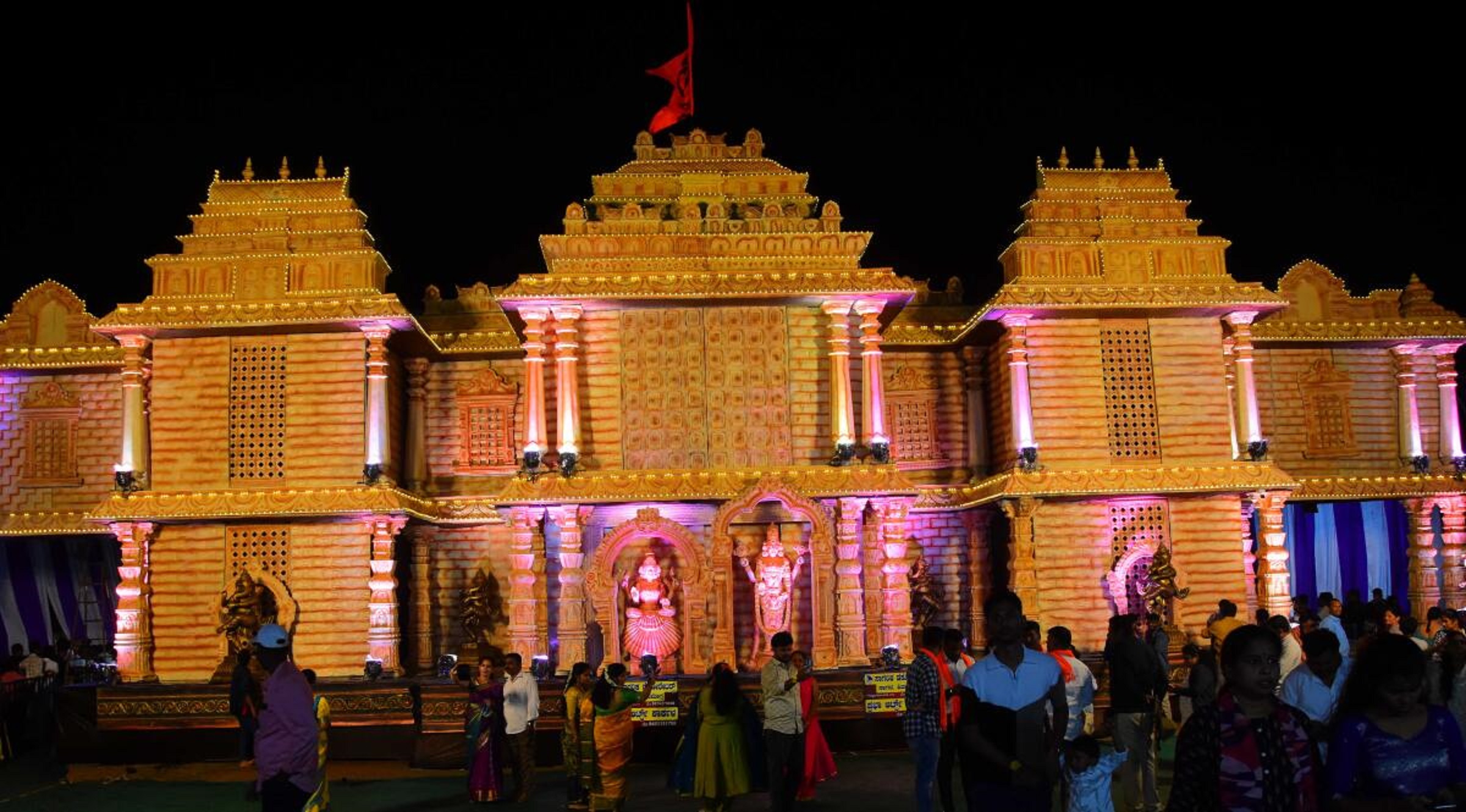 ಚಿತ್ರದುರ್ಗದ ಬಿ.ಡಿ.ರಸ್ತೆ ಬಳಿ ವಿಶ್ವ ಹಿಂದೂ ಪರಿಷತ್‌ ಬಜರಂಗದಳದವರು ಗಣೇಶೋತ್ಸವಕ್ಕೆ ರೂಪಿಸಿರುವ ಮಂಟಪ