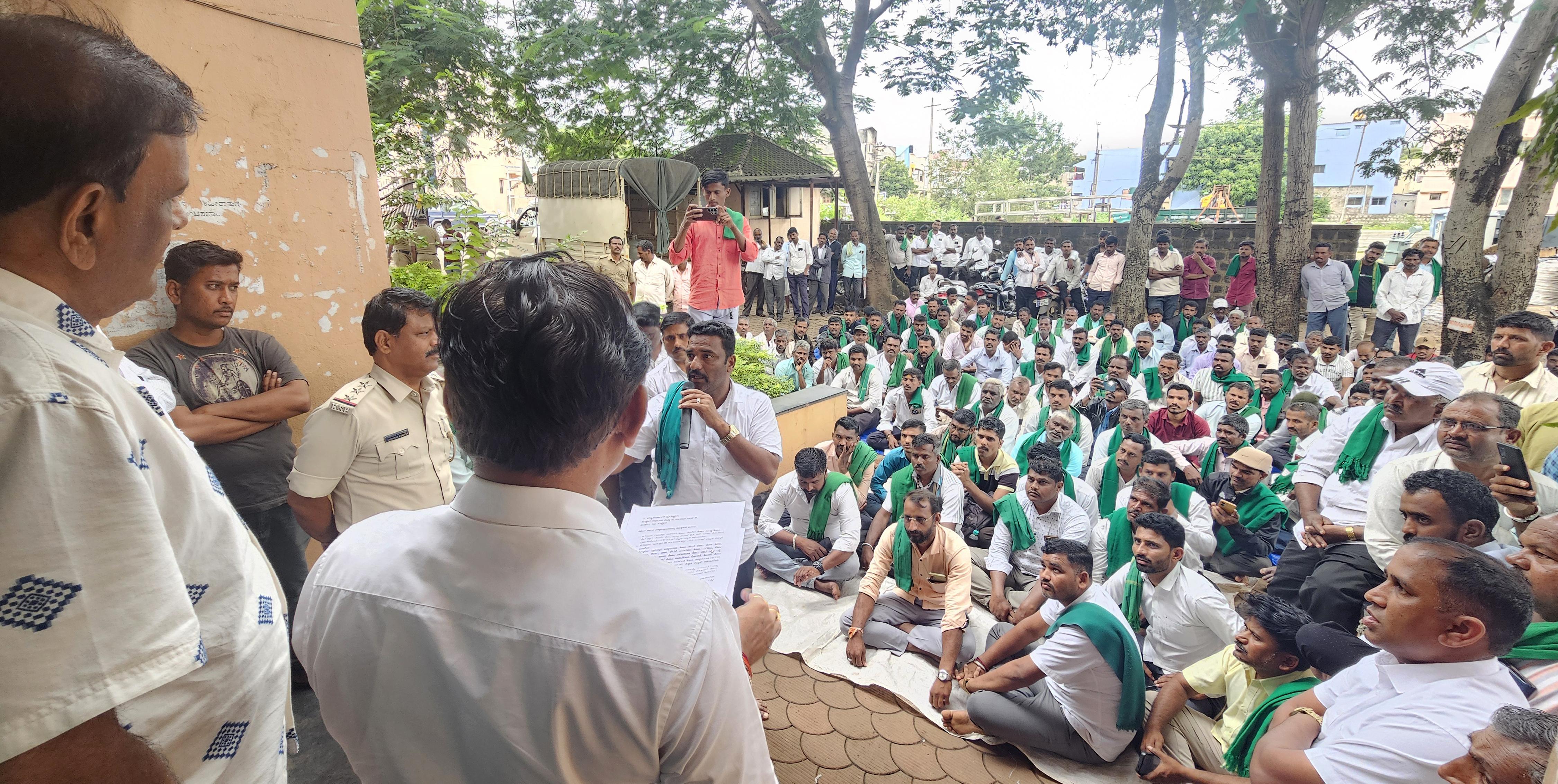 ಹುಕ್ಕೇರಿ ಗ್ರಾಮೀಣ ವಿದ್ಯುತ್ ಸಹಕಾರಿ ಸಂಘದ ಆವರಣದಲ್ಲಿ ಜರುಗಿದ ರಾಜ್ಯ ರೈತ ಸಂಘದವರ ಧರಣಿ ನಿರತ ಪ್ರತಿಭಟನೆಯಲ್ಲಿ ರಾಜ್ಯಾಧ್ಯಕ್ಷ ಚೂನಪ್ಪ ಪೂಜಾರಿ ಆಡಳಿತ ಮಂಡಳಿಗೆ ರೈತರ ಸಮಸ್ಯೆ ವಿವರಿಸಿದರು.