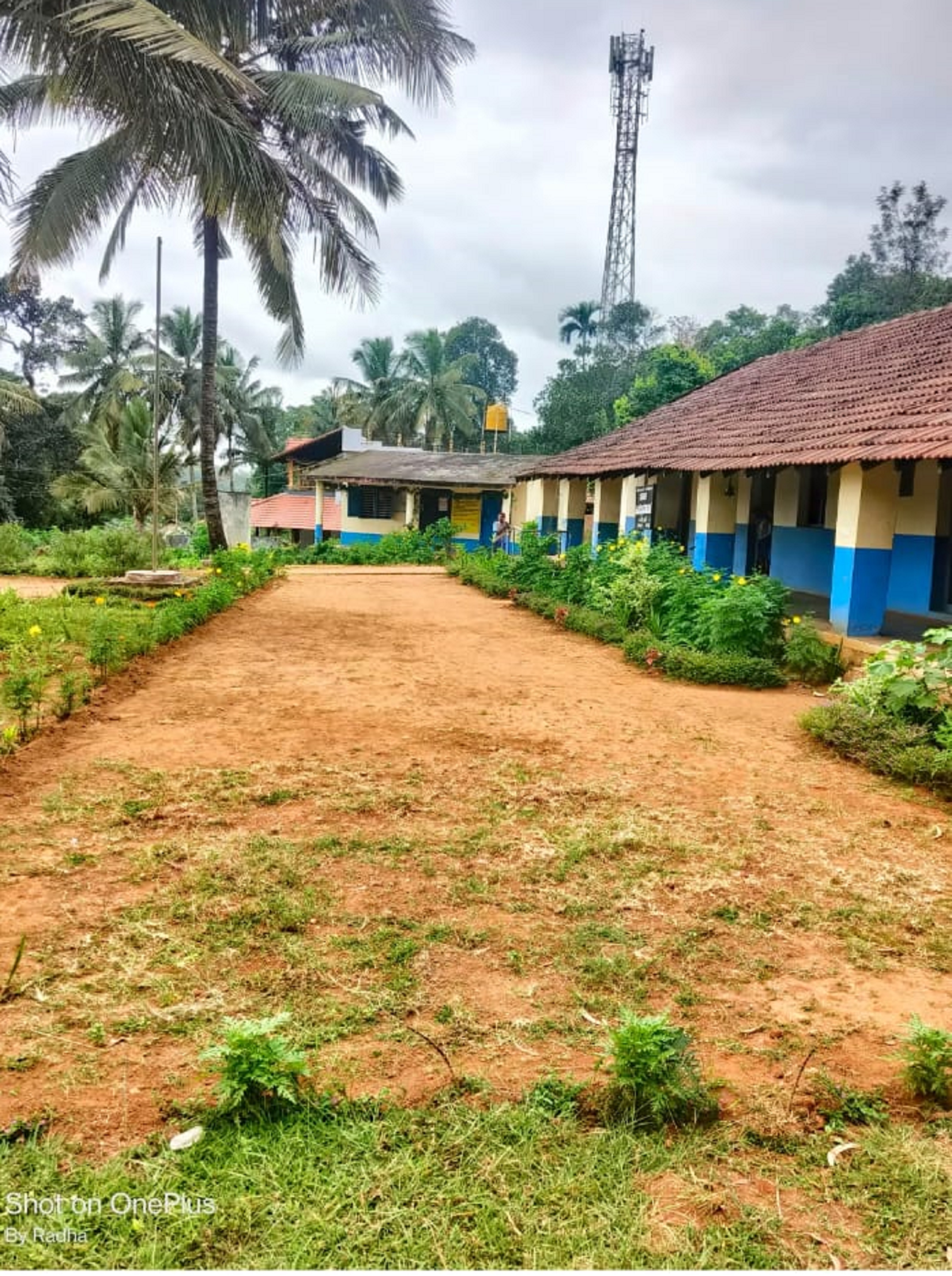 ಗಡಿಭಾಗದಲ್ಲಿರುವ ಊರುಗುತ್ತಿಯ ಸರ್ಕಾರಿ ಹಿರಿಯ ಪ್ರಾಥಮಿಕ ಶಾಲೆ