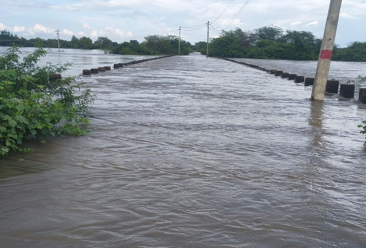 ಕಲಬುರಗಿ ಜಿಲ್ಲೆ ಕಾಳಗಿ–ಮಲಘಾಣ ನಡುವಿನ ರಸ್ತೆಯ ಸೇತುವೆ ಮುಳುಗಡೆಯಾಗಿರುವುದು  – ಚಿತ್ರಗಳು: ತಾಜುದ್ದೀನ್ ಆಜಾದ್