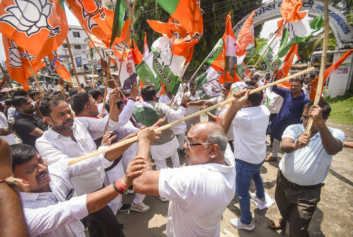 ಪಟ್ನಾ: ಬಿಜೆಪಿ, ಕಾಂಗ್ರೆಸ್ ಕಾರ್ಯಕರ್ತರ ನಡುವೆ ಸಂಘರ್ಷ