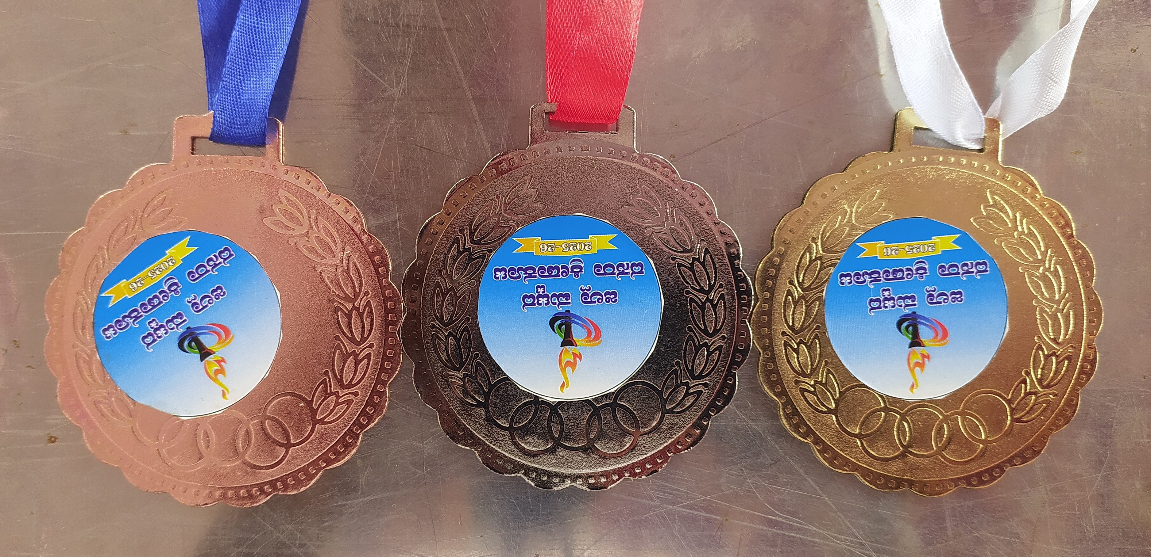 ಪಾರಿತೋಷಕಗಳಿಗೆ ಸ್ಟಿಕರ್‌ಗಳನ್ನು ಉಲ್ಟಾ ಅಂಟಿಸಿರುವುದು