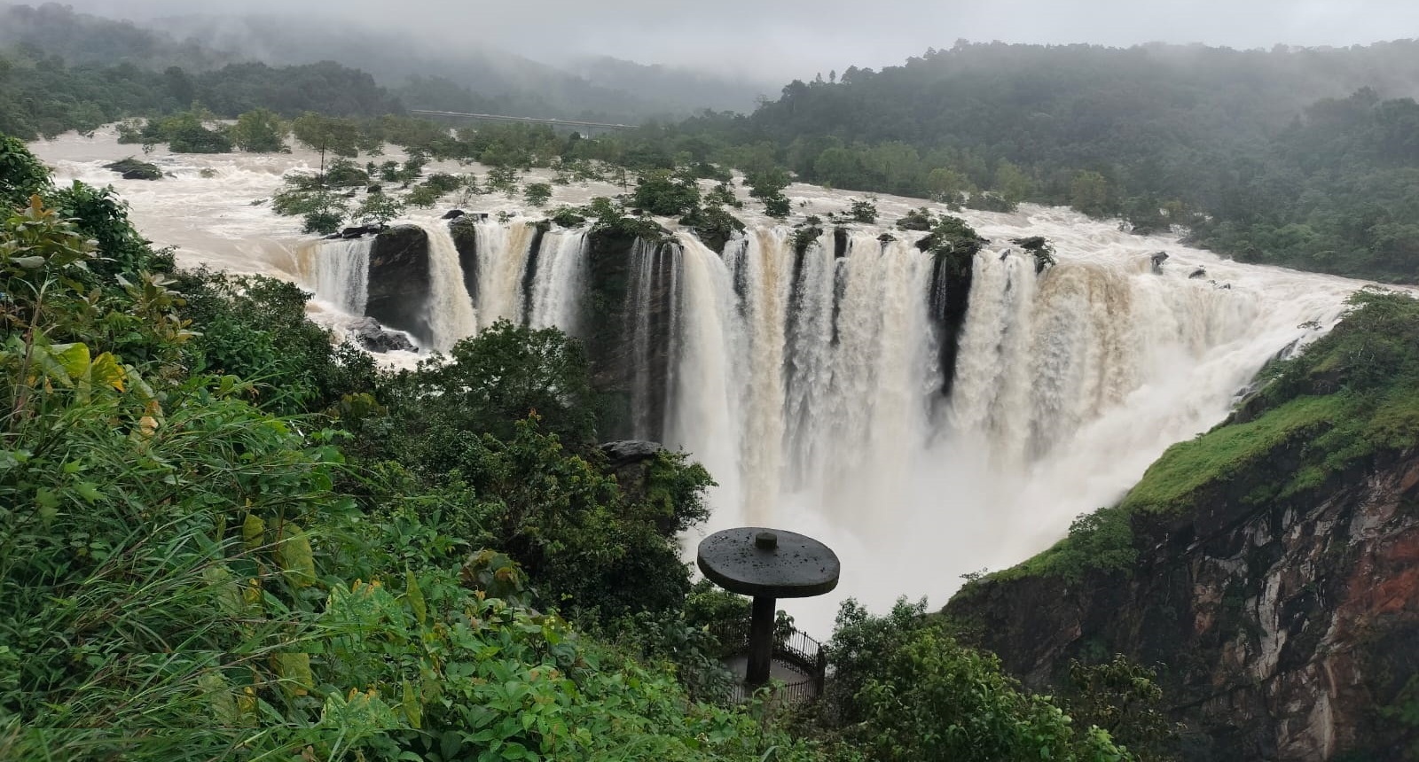 ಕಾರ್ಗಲ್ ಸಮೀಪದ ಜೋಗ ಜಲಪಾತದ ಸೌಂದರ್ಯ ಮುಂಬಯಿ ಬಂಗಲೆಯ ಪ್ರದೇಶದಿಂದ ಕಂಡು ಬರುತ್ತಿರುವ ನೋಟ