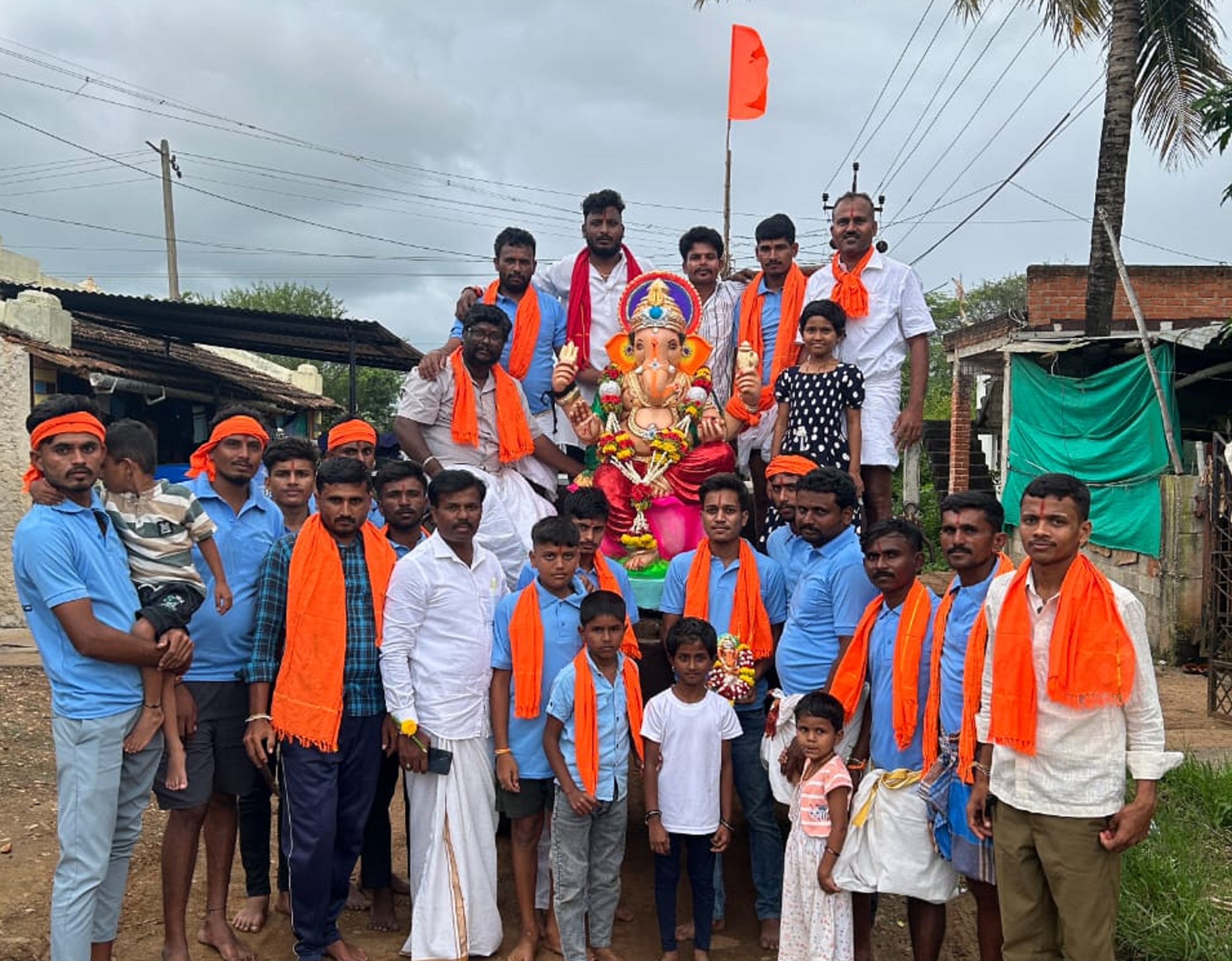 ಹಾವೇರಿ ತಾಲ್ಲೂಕಿನ ವರದಾಹಳ್ಳಿಯಲ್ಲಿ ಹರಸೈನ್ಯ ಯುವಕ ಸಂಘದಿಂದ ಪ್ರತಿಷ್ಠಾಪಿಸಲಾದ ಗಣಪತಿ ಮೂರ್ತಿ ಜೊತೆ ಗ್ರಾಮಸ್ಥರು