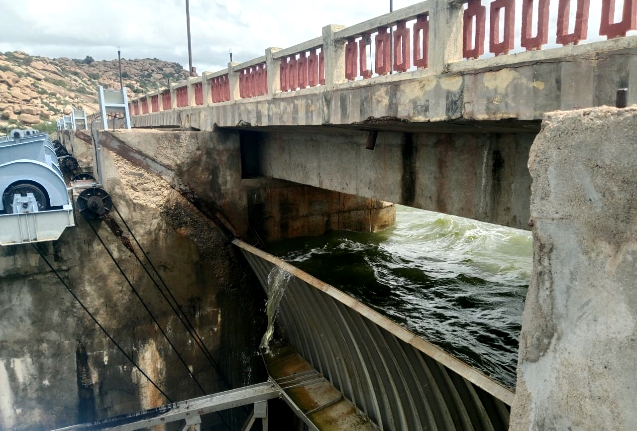ಗೇಟ್‌ ಮೇಲೆ ನೀರು ಹೊರ ಚೆಲ್ಲುತ್ತಿರುವುದು
