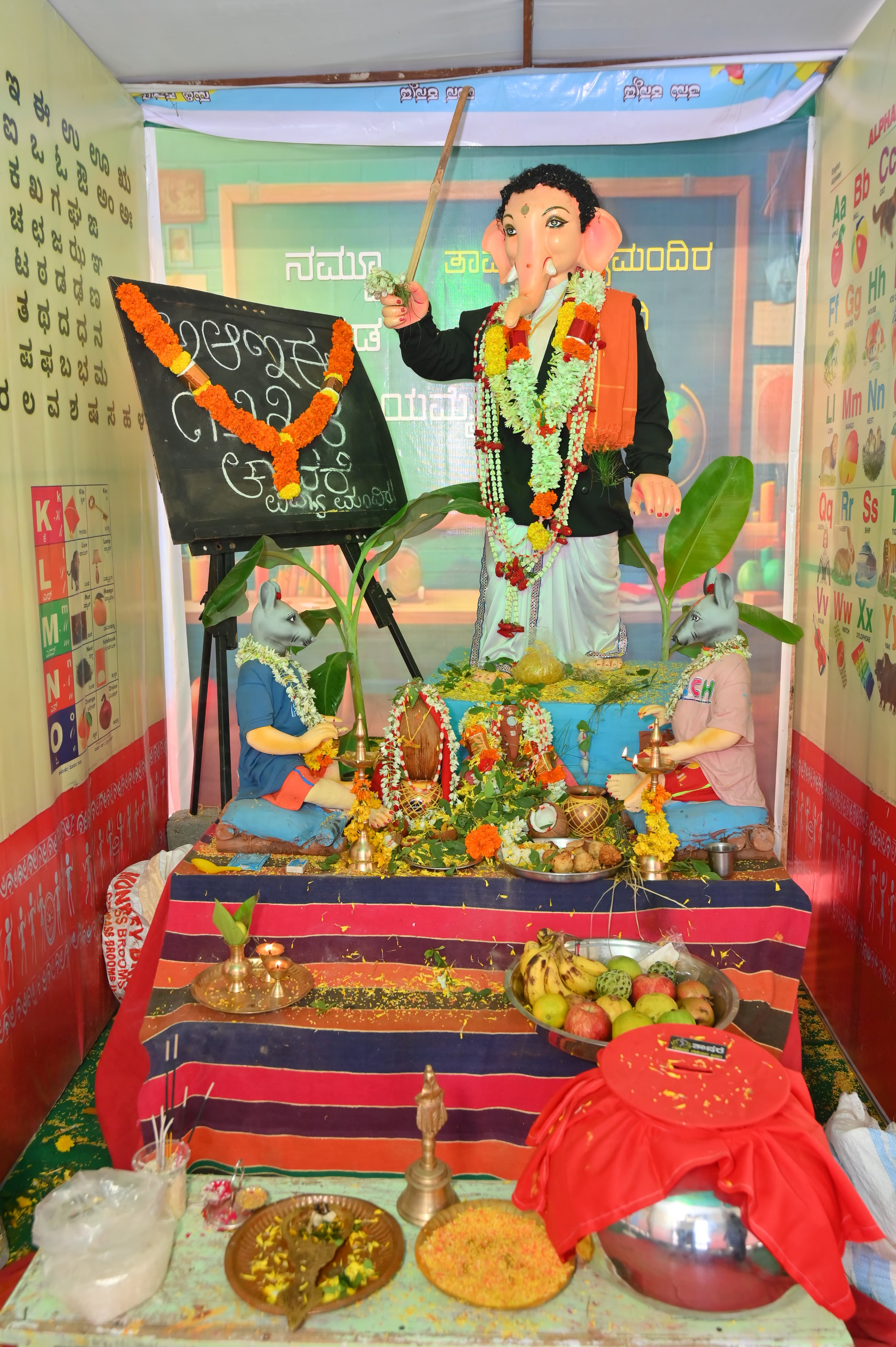 ತಾವರಗೇರಾ ಪಟ್ಟಣದ ತಾವರೇ ಗಜಾನನ ಗೆಳೆಯರ ಬಳಗದಿಂದ ಸರ್ಕಾರಿ ಶಾಲೆಯಲ್ಲಿ ಮಕ್ಕಳೀಗೆ ಪಠ್ಯ ಬೋಧನೆ ಮಾಡುತ್ತಿರುವ ಗಣೇಶ ಮೂರ್ತಿಪ್ರತಿಷ್ಠಾಪನೆ ಮಾಡಿರುವದು.