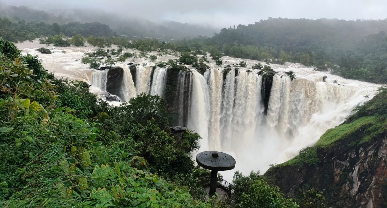 29ಕೆಆರ್ ಜಿ2ಇಪಿ : ಕಾರ್ಗಲ್ ಸಮೀಪದ ಜೋಗ ಜಲಪಾತದ ಸೌಂದರ್ಯ ಮುಂಬಯಿ ಬಂಗಲೆಯ ಪ್ರದೇಶದಿಂದ ಕಂಡು ಬರುತ್ತಿರುವ ನೋಟ