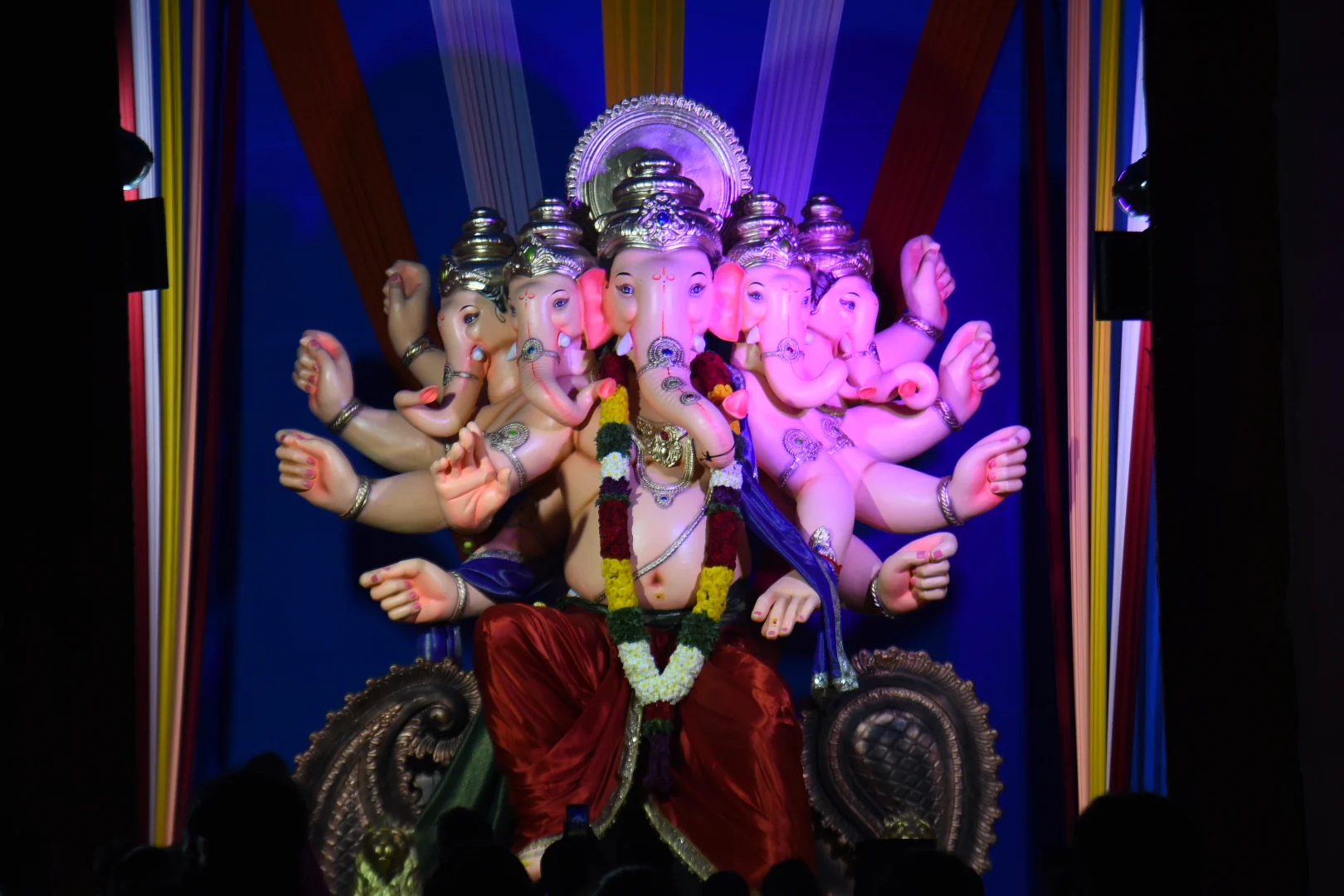 ದಾವಣಗೆರೆಯ ಹೈಸ್ಕೂಲ್‌ ಮೈದಾನದಲ್ಲಿರುವ ವಿಷ್ಣುವಿನ ದಶಾವತಾರ ರೂಪದ ಏಕದಂತ