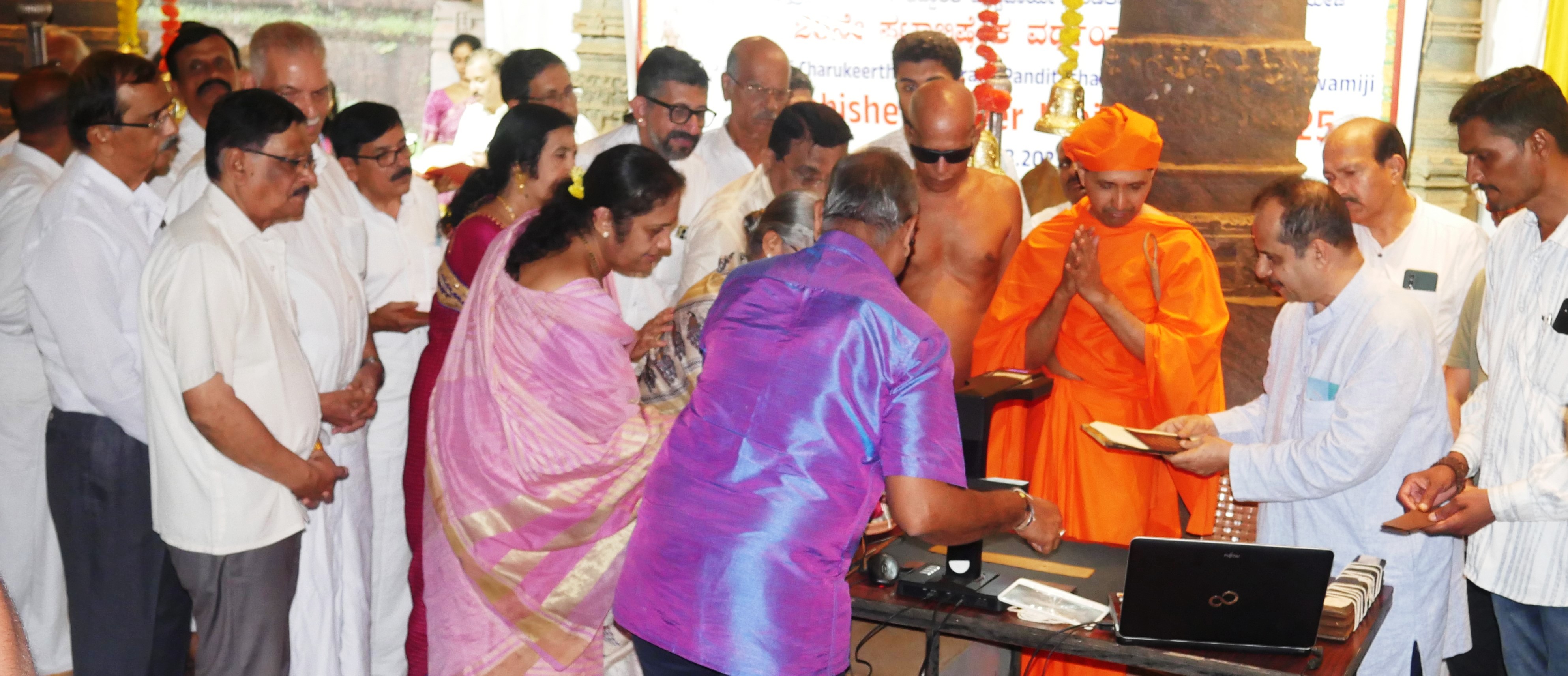 ಮೂಡುಬದಿರೆಯ ಸಾವಿರಕಂಬದ ಬಸದಿಯಲ್ಲಿ ತಾಳೆಗರಿಗಳ ಡಿಜಿಟಲೀಕರಣಕ್ಕೆ ಗುಲಾಬ್ ಭೂಷಣ್ 108 ಮುನಿಸಾಗರ್ ಚಾಲನೆ ನೀಡಿದರು