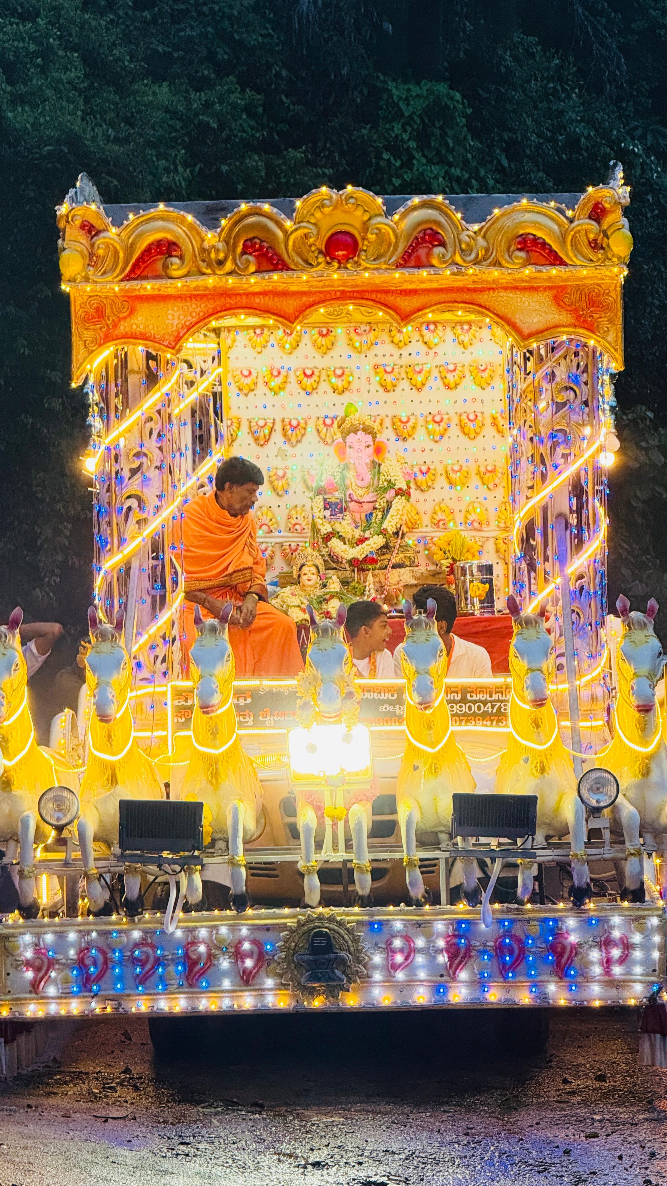 ಸುಂಟಿಕೊಪ್ಪ ಸಮೀಪದ ಕೆದಕಲ್ ಗ್ರಾಮದ ಮಹದೇಶ್ವರ ದೇವಾಲಯದಲ್ಲಿ ಬಾಲಕ ಭಕ್ತ ಮಂಡಳಿಯಿಂದ ಪ್ರತಿಷ್ಠಾಪಿಸಲಾಗಿದ್ದ 13ನೇ ವರ್ಷದ ಗೌರಿ ಗಣೇಶನ ಉತ್ಸವ ಮೂರ್ತಿಯ ವಿಸರ್ಜನೋತ್ಸವ ಶುಕ್ರವಾರ ನಡೆಯಿತು