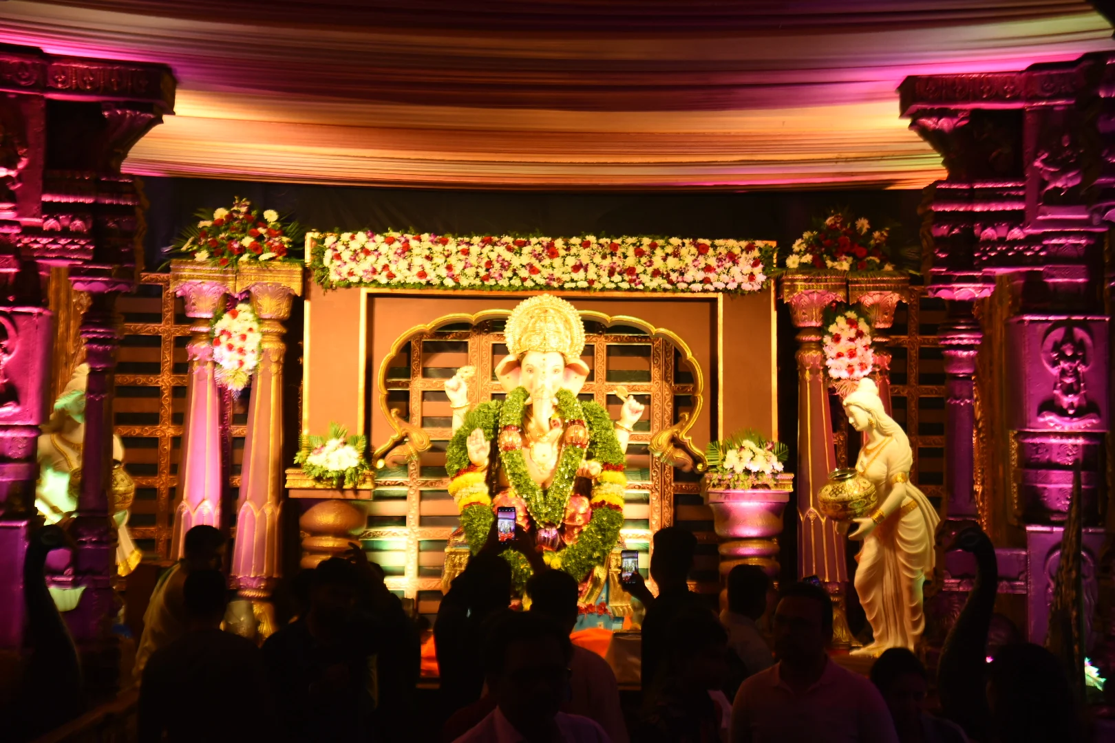 ದಾವಣಗೆರೆಯ ರಾಮ್‌ ಅಂಡ್‌ ಕೋ ವೃತ್ತದಲ್ಲಿ ದೇಗುಲದ ಮಾದರಿಯಲ್ಲಿ ನಿರ್ಮಿಸಿದ ಮಂಟಪದಲ್ಲಿರುವ ಗಣೇಶ
