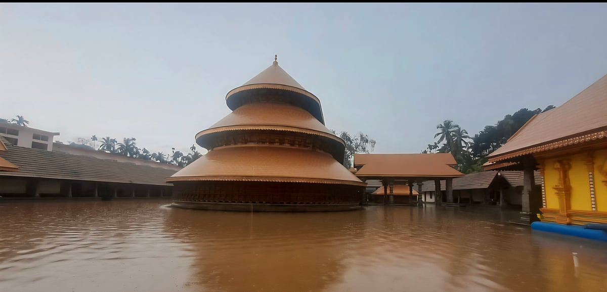 ಕಾಸರಗೋಡು | ಬಿರುಸಿನ ಮಳೆ: ಮಧೂರು ದೇವಾಲಯ ಜಲಾವೃತ