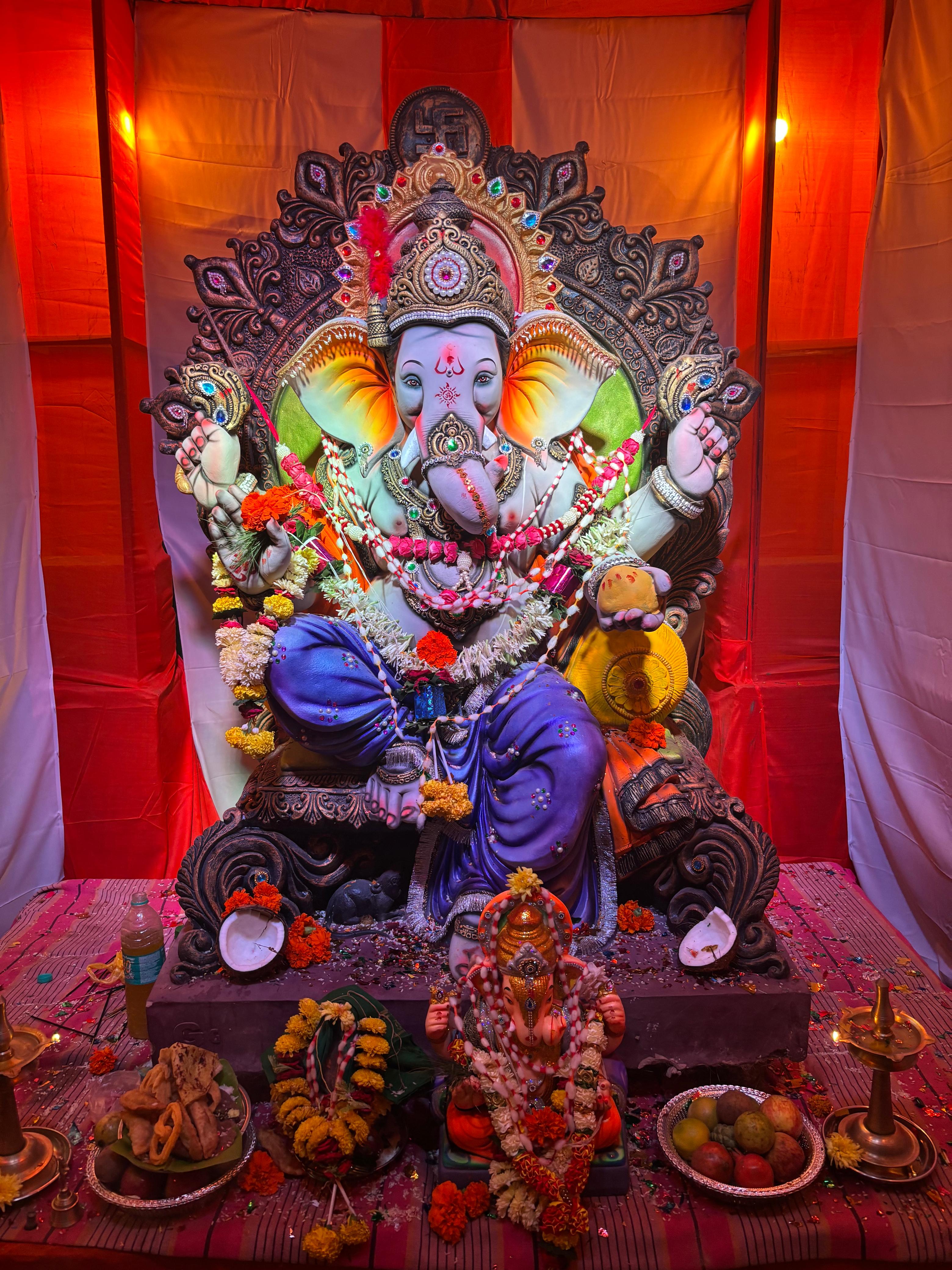 ಹಾವೇರಿ ಜಿಲ್ಲೆಯ ರಾಣೆಬೆನ್ನೂರು ತಾಲ್ಲೂಕಿನ ಚಳಗೇರಿಯ ಶಿವಾಜಿನಗರದಲ್ಲಿ ಸರ್ವಸಿದ್ಧಿ ಗೆಳೆಯರ ಬಳಗದಿಂದ ಪ್ರತಿಷ್ಠಾಪಿಸಲಾದ ಗಣಪತಿ ಮೂರ್ತಿ