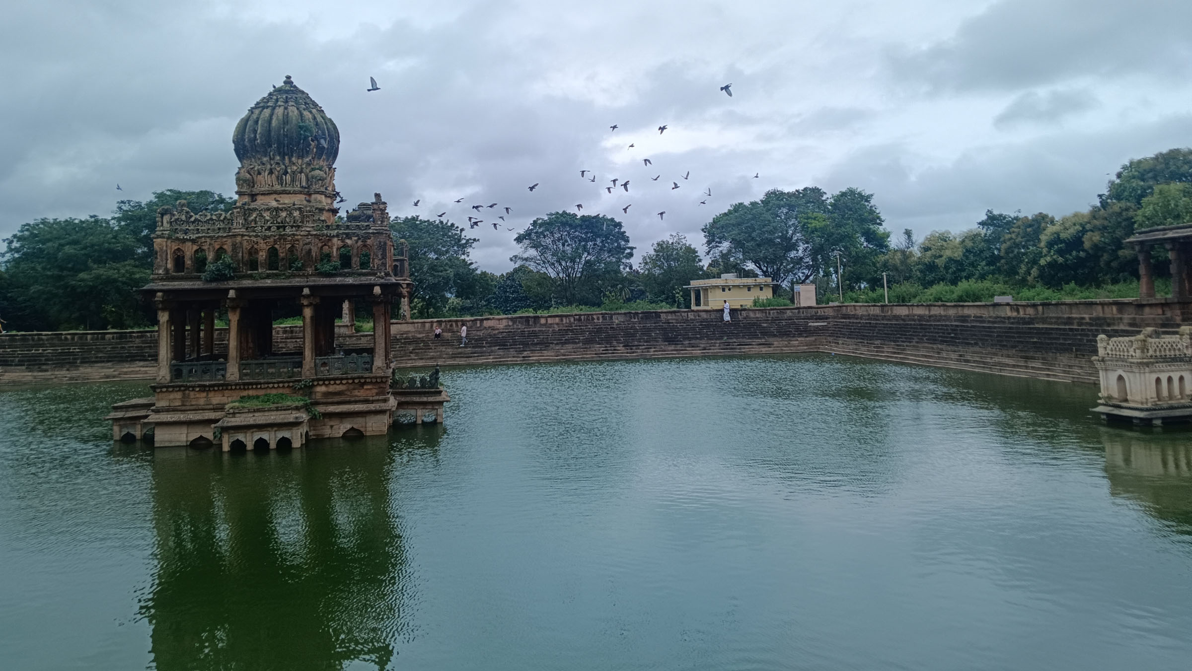 ಸತತ ಮಳೆಯಿಂದ ತುಂಬಿ ತುಳುಕುತ್ತಿರುವ ಪುಷ್ಕರಿಣಿ
