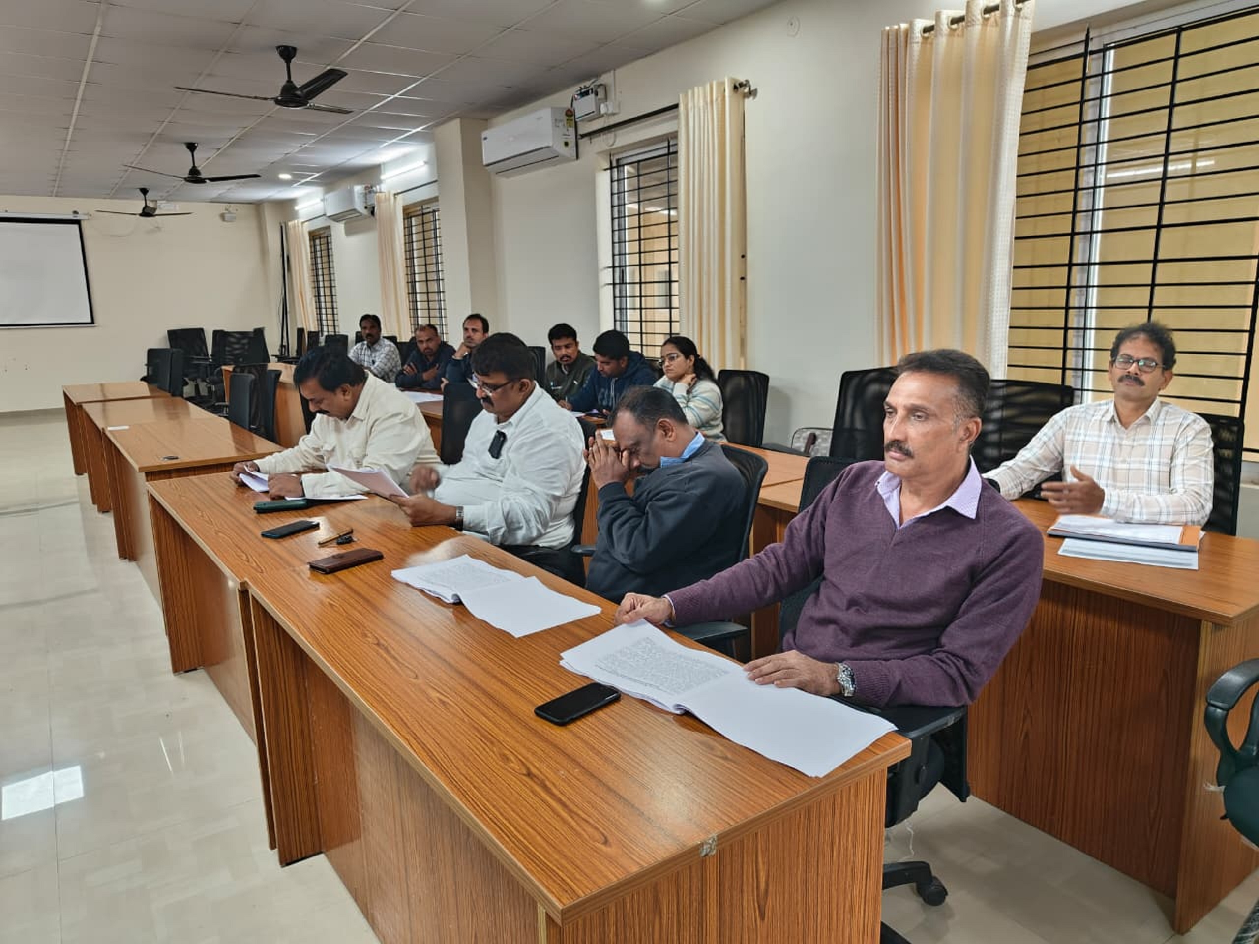 ಸಭೆಯಲ್ಲಿ ಅಧಿಕಾರಿಗಳು ಹಾಗೂ ಸಮಿತಿ ಸದಸ್ಯರು ಭಾಗವಹಿಸಿದ್ದರು