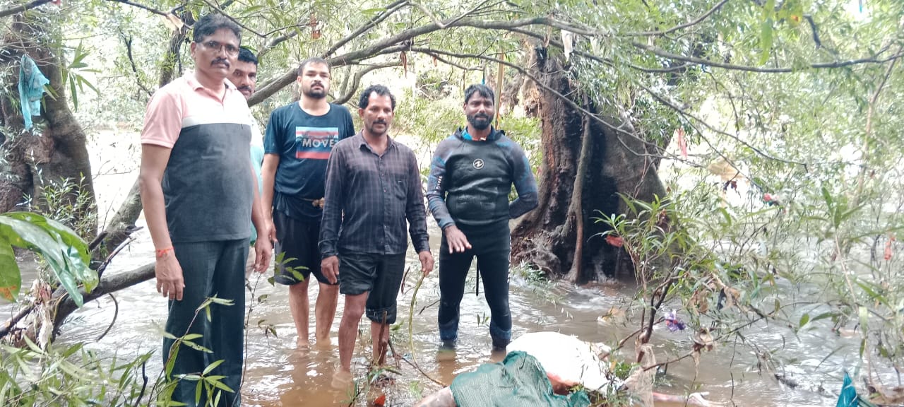 ಮುಳುಗು ತಜ್ಞ ಈಶ್ವರ ಮಲ್ಪೆ ಹಾಗೂ ಸಂಗಡಿಗರು ಪತ್ತೆ ಕಾರ್ಯಾಚರಣೆ ನಡೆಸಿದ್ದರು.