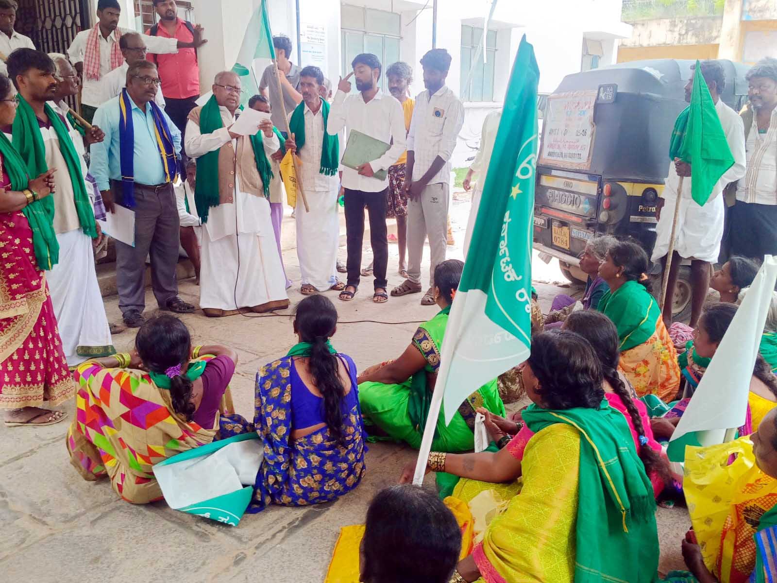 ಪಾವಗಡದಲ್ಲಿ ಸರ್ವೆ ಇಲಾಖೆಯಲ್ಲಿ ಅವ್ಯವಹಾರ ನಡೆಯುತ್ತಿದೆ ಭ್ರಷ್ಟಾಚಾರ ಹೆಚ್ಚಿದೆ ಎಂದು ಆರೋಪಿಸಿ ರಾಷ್ಟ್ರೀಯ ಕಿಸಾನ್ ಸಂಘದ ನೇತೃತ್ವದಲ್ಲಿ ರೈತರು ಶನಿವಾರ ತಹಶೀಲ್ದಾರ್ ಕಚೇರಿ ಮುಂಭಾಗ ಪ್ರತಿಭಟನೆ ನಡೆಸಿದರು.