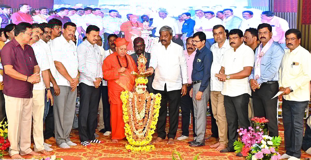 ಕೇಂದ್ರ ಸರ್ಕಾರಿ ಮಾದರಿಯ ವೇತನ ನೀಡಿ: ಸಿ.ಎಸ್. ಷಡಕ್ಷರಿ ಒತ್ತಾಯ