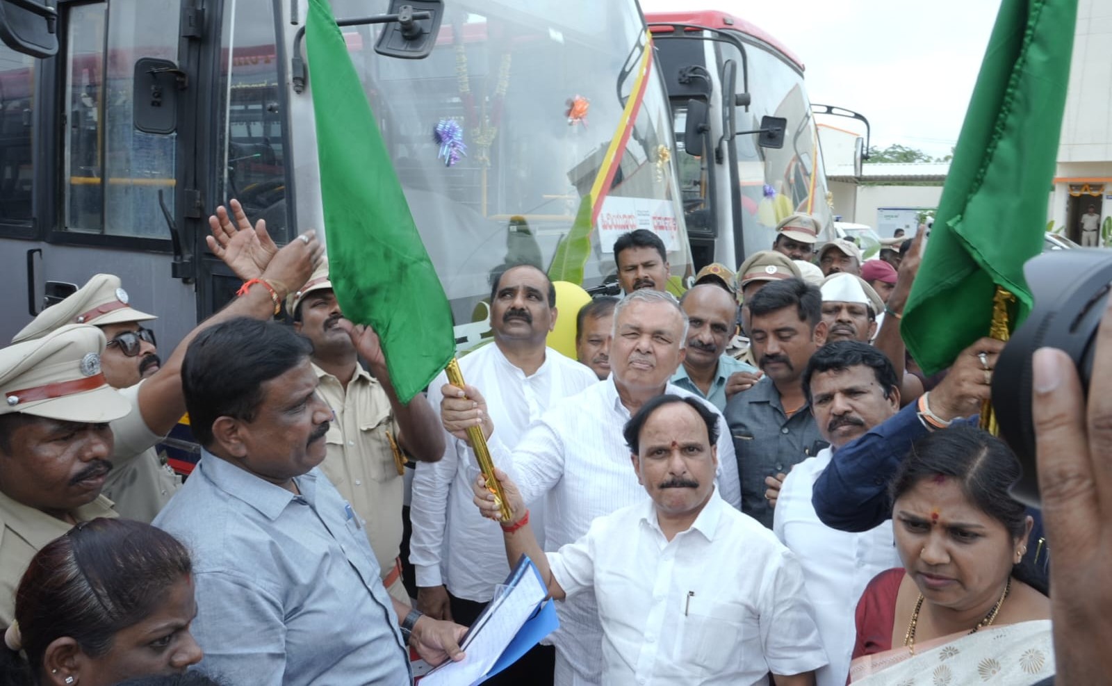 ಹಿರಿಯೂರಿನಿಂದ ಧರ್ಮಸ್ಥಳ ಬೆಂಗಳೂರಿಗೆ (ತಡೆರಹಿತ) ಹೋಗುವ ಬಸ್ಸುಗಳಿಗೆ ಶನಿವಾರ ಸಾರಿಗೆ ಸಚಿವ ರಾಮಲಿಂಗಾರೆಡ್ಡಿ  ಜಿಲ್ಲಾ ಉಸ್ತುವಾರಿ ಸಚಿವ ಡಿ. ಸುಧಾಕರ್ ಹಸಿರು ನಿಶಾನೆ ತೋರಿಸಿದರು