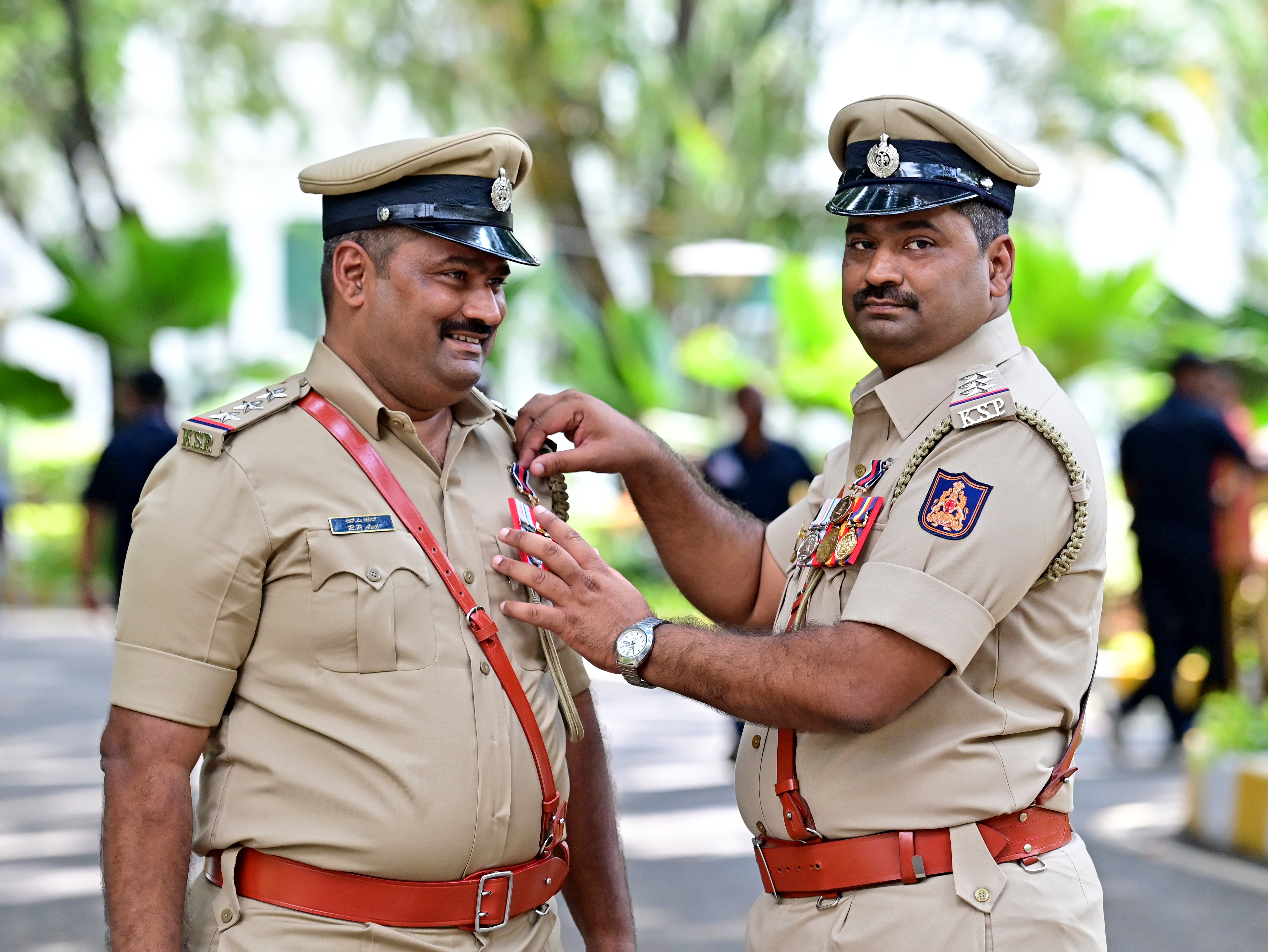 ಅವಳಿ ಜವಳಿ ಸಹೋದರರು... ರಾಷ್ಟ್ರಪತಿ ಪದಕ ಪಡೆದ ಬೆಂಗಳೂರಿನ ಸದಾಶಿವನಗರದ ಸಂಚಾರ ವಿಭಾಗ ಇನ್‌ಸ್ಪೆಕ್ಟರ್‌ ಅಶೋಕ್ ಆರ್.ಪಿ. ಮತ್ತು ಕೊರಟಗೆರೆ ಪೊಲೀಸ್ ಠಾಣೆ ಇನ್‌ಸ್ಟೆಕ್ಟರ್‌ ಅನಿಲ್ ಆರ್.ಪಿ. ಎಂಬ ಅವಳಿ ಜವಳಿ ಸಹೋದರರು ಸಂಭ್ರಮಿಸಿದರು 