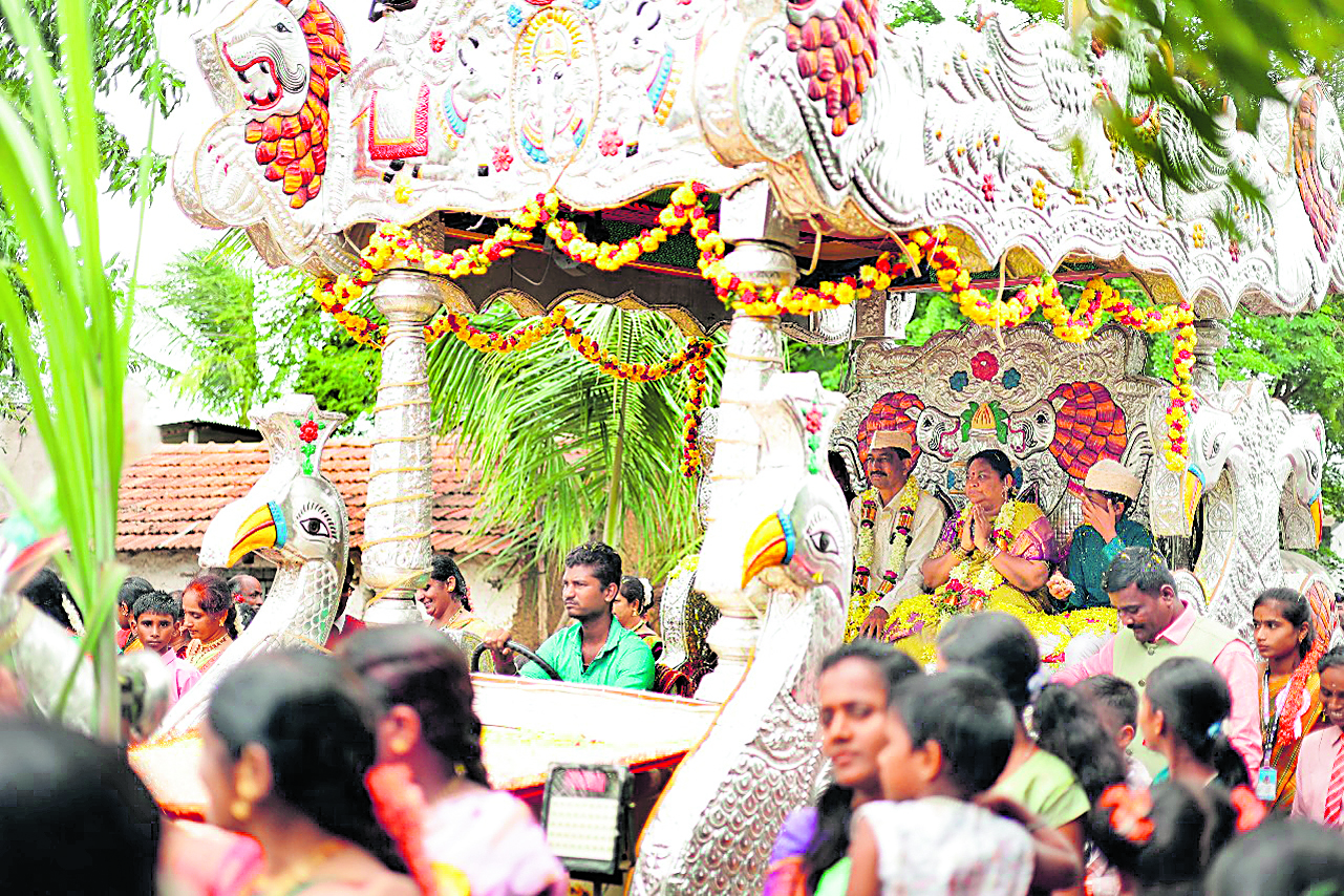 ಸಾರೋಟಿನಲ್ಲಿ ಮೆರವಣಿಗೆ 