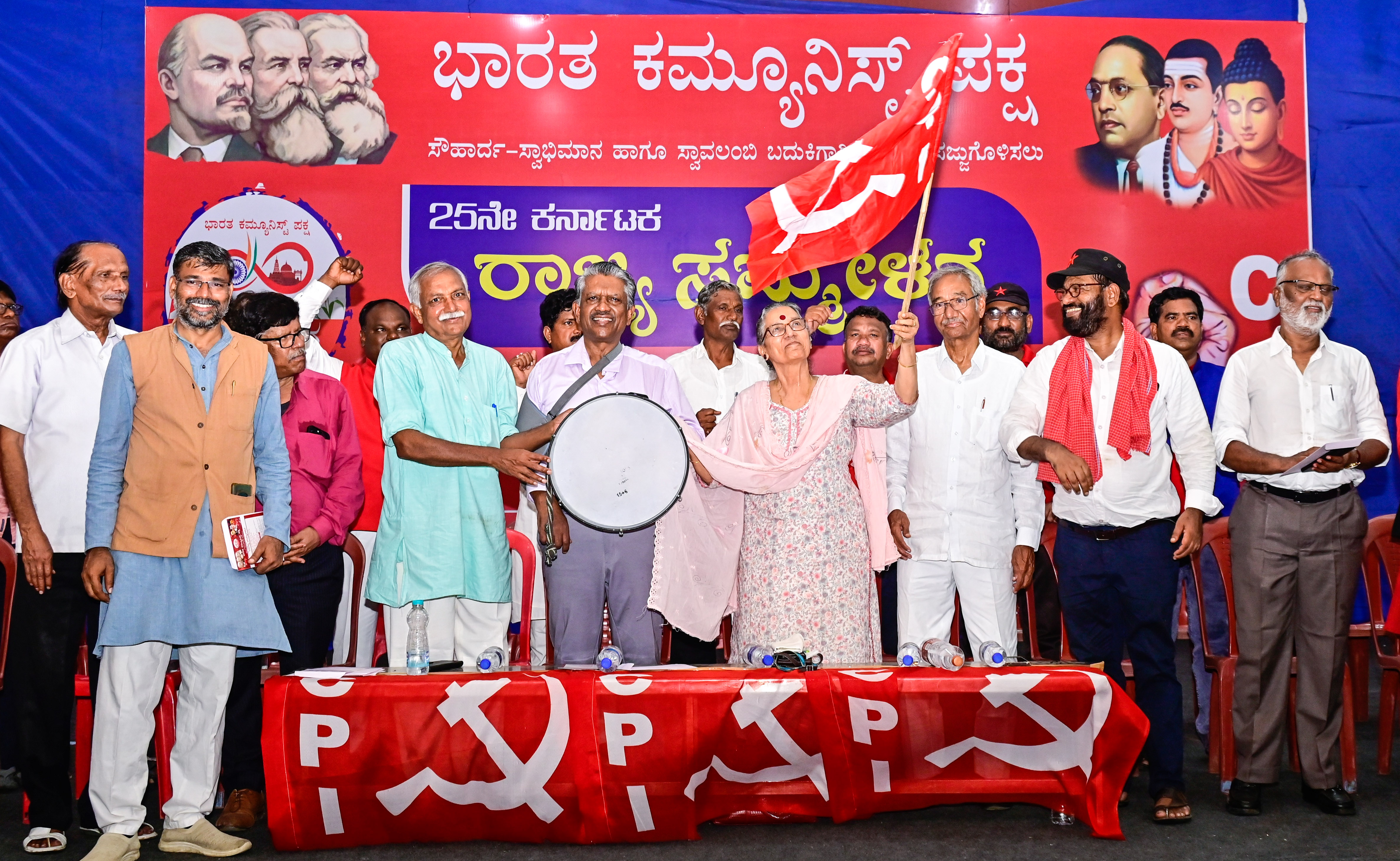 ಕಲಬುರಗಿಯಲ್ಲಿ ಶನಿವಾರ ನಡೆದ ಸಿಪಿಐ ರಾಜ್ಯ ಸಮ್ಮೇಳನಕ್ಕೆ ಪಕ್ಷದ ರಾಷ್ಟ್ರೀಯ ಕಾರ್ಯದರ್ಶಿ ಅಮರಜೀತ್‌ ಕೌರ್‌ ಅವರು ಕೆಂಬಾವುಟ ಹಾರಿಸುವ ಮೂಲಕ ಚಾಲನೆ ನೀಡಿದರು. ಪ್ರೊ.ಆರ್‌.ಕೆ.ಹುಡಗಿ ಮಹೇಶಕುಮಾರ್ ರಾಠೋಡ ಸಿದ್ದನಗೌಡ ಪಾಟೀಲ ರಂಜಾನ್‌ ದರ್ಗಾ ಅಜೀಜ್ ಪಾಷಾ ಸಾತಿ ಸುಂದರೇಶ ಭಾಗವಹಿಸಿದ್ದರು  ಪ್ರಜಾವಾಣಿ ಚಿತ್ರ