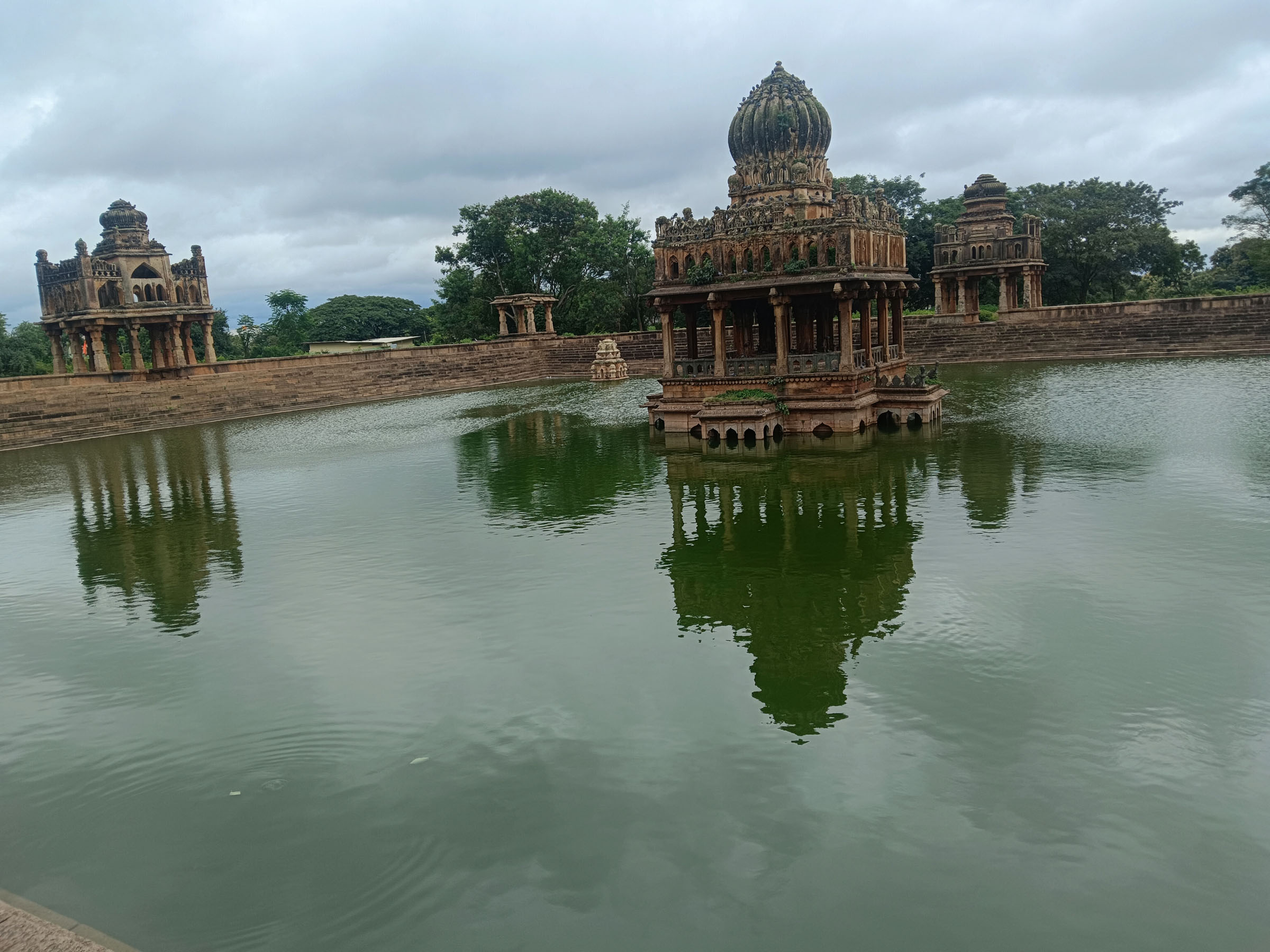 ಸತತ ಮಳೆಯಿಂದ ತುಂಬಿ ತುಳುಕುತ್ತಿರುವ ಪುಷ್ಕರಿಣಿ