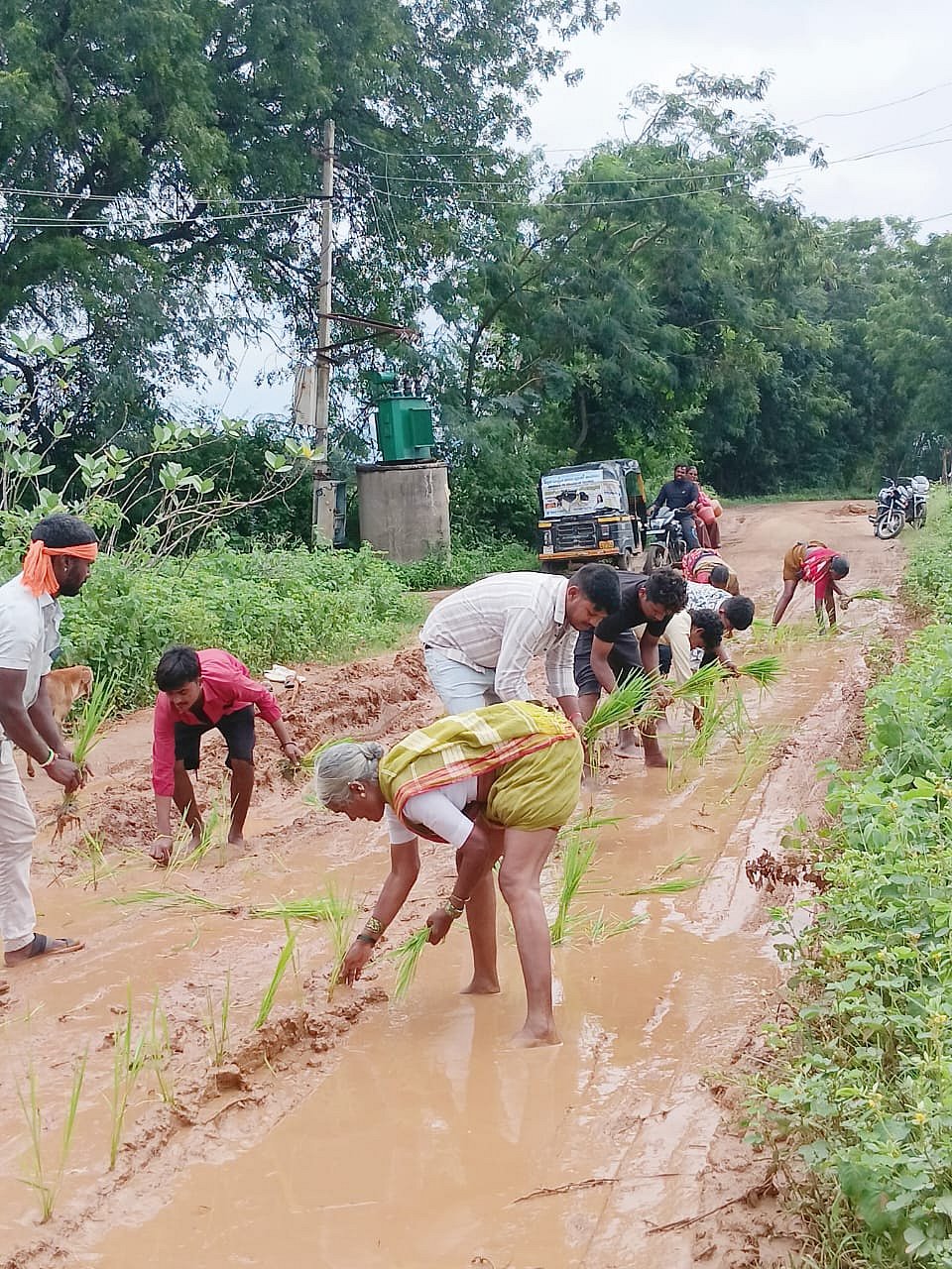 ಯರಗೋಳ | ಸಂಚಾರಕ್ಕೆ ತೊಂದರೆ: ರಸ್ತೆ ಮೇಲೆ ಭತ್ತ ನಾಟಿ ಮಾಡಿ ಆಕ್ರೋಶ
