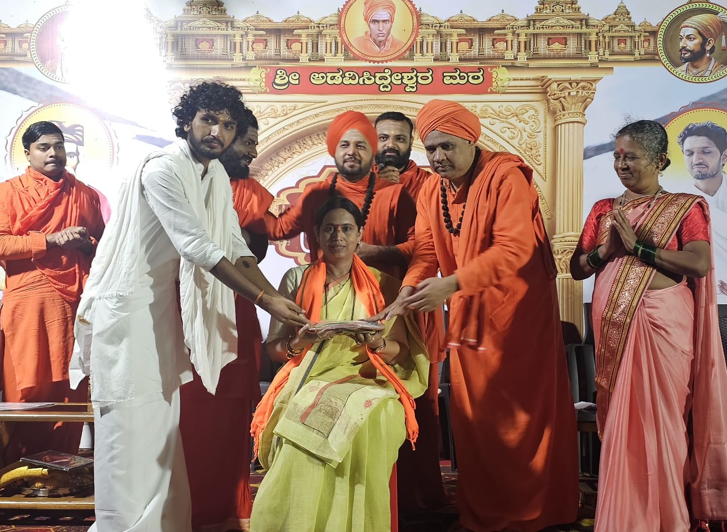 ಬೆಳಗಾವಿ ತಾಲ್ಲೂಕಿನ ತಾರಿಹಾಳ ಗ್ರಾಮದ ಅಡವಿ ಸಿದ್ದೇಶ್ವರ ಮಠದಲ್ಲಿ ಶನಿವಾರ ನಡೆದ ತಾರಿಹಾಳ ಉತ್ಸವ–2025ರ ಮೌನ ಅನುಷ್ಠಾನ ಸಮಾರಂಭದಲ್ಲಿ ಸಚಿವೆ ಲಕ್ಷ್ಮೀ ಹೆಬ್ಬಾಳಕರ ಅವರನ್ನು ಪೂಜ್ಯರು ಸನ್ಮಾನಿಸಿದರು 