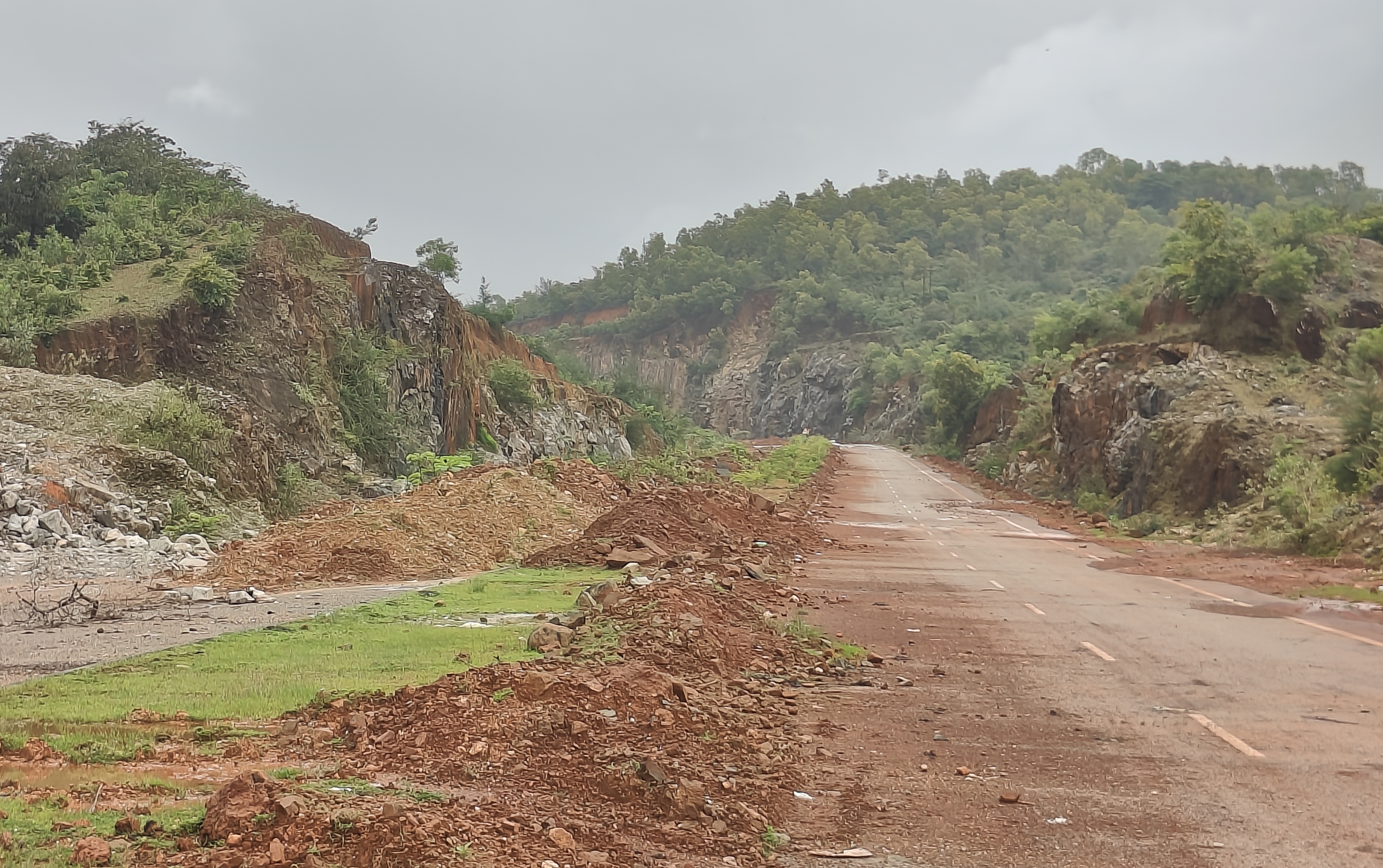 ಅಂಕೋಲಾ ತಾಲ್ಲೂಕಿನ ಶಿರೂರು ಸಮೀಪ ಚತುಷ್ಪಥ ರಾಷ್ಟ್ರೀಯ ಹೆದ್ದಾರಿಯ ಒಂದು ಪಥದ ಮೇಲೆ ಮಣ್ಣು ಸುರಿದಿರುವುದು