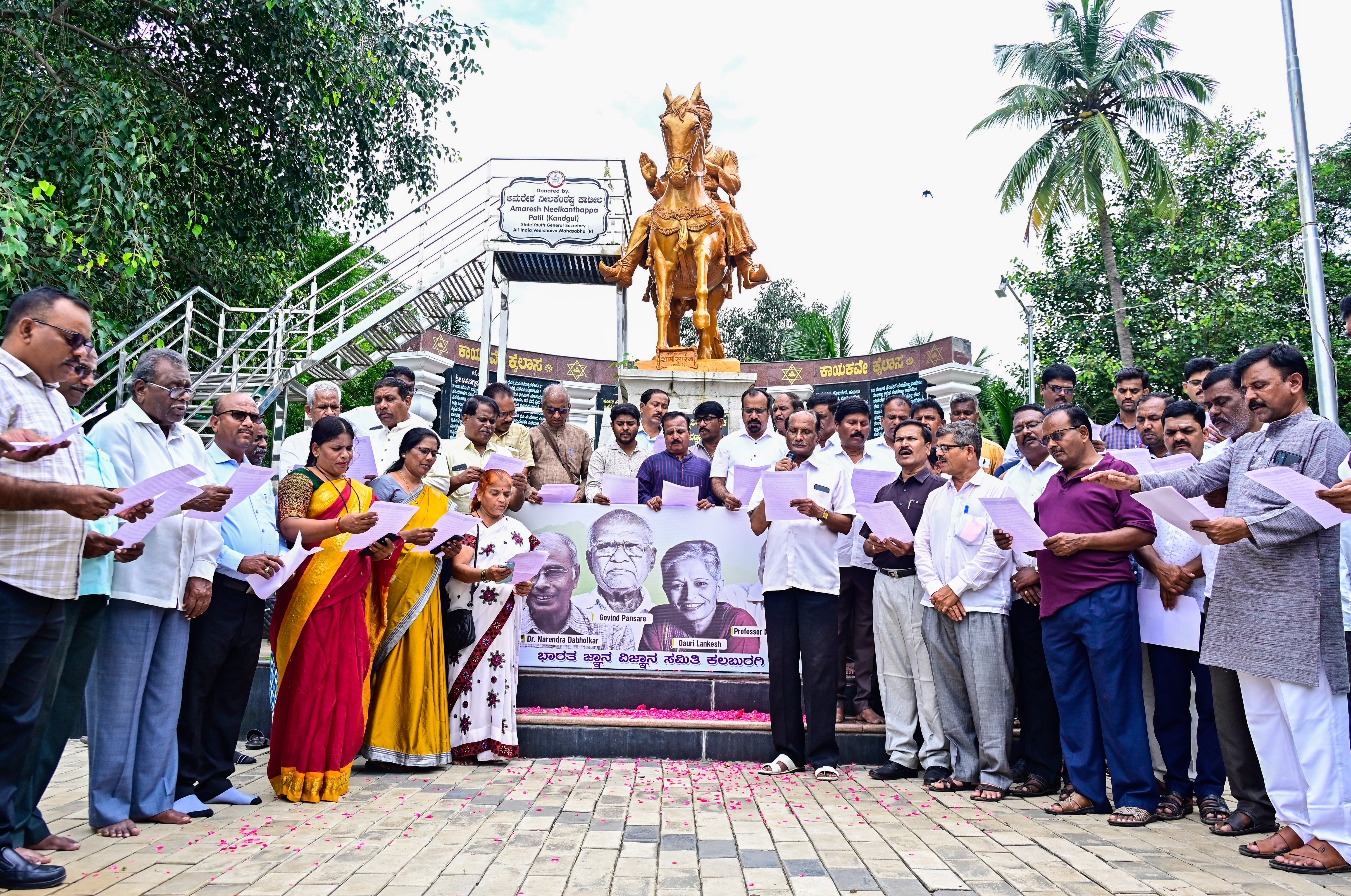 ಭಾರತ ಜ್ಞಾನ ವಿಜ್ಞಾನ ಸಮಿತಿ ಜಿಲ್ಲಾ ಘಟಕದ ವತಿಯಿಂದ ಕಲಬುರಗಿಯಲ್ಲಿ ಹಮ್ಮಿಕೊಂಡಿದ್ದ ರಾಷ್ಟ್ರೀಯ ವೈಜ್ಞಾನಿಕ ಮನೋವೃತ್ತಿ ದಿನಾಚರಣೆಯಲ್ಲಿ ಚಿಂತಕ ಪ್ರೊ.ಆರ್‌.ಕೆ. ಹುಡಗಿ ಪ್ರತಿಜ್ಞಾವಿಧಿ ಬೋಧಿಸಿದರು
ಪ್ರಜಾವಾಣಿ ಚಿತ್ರ