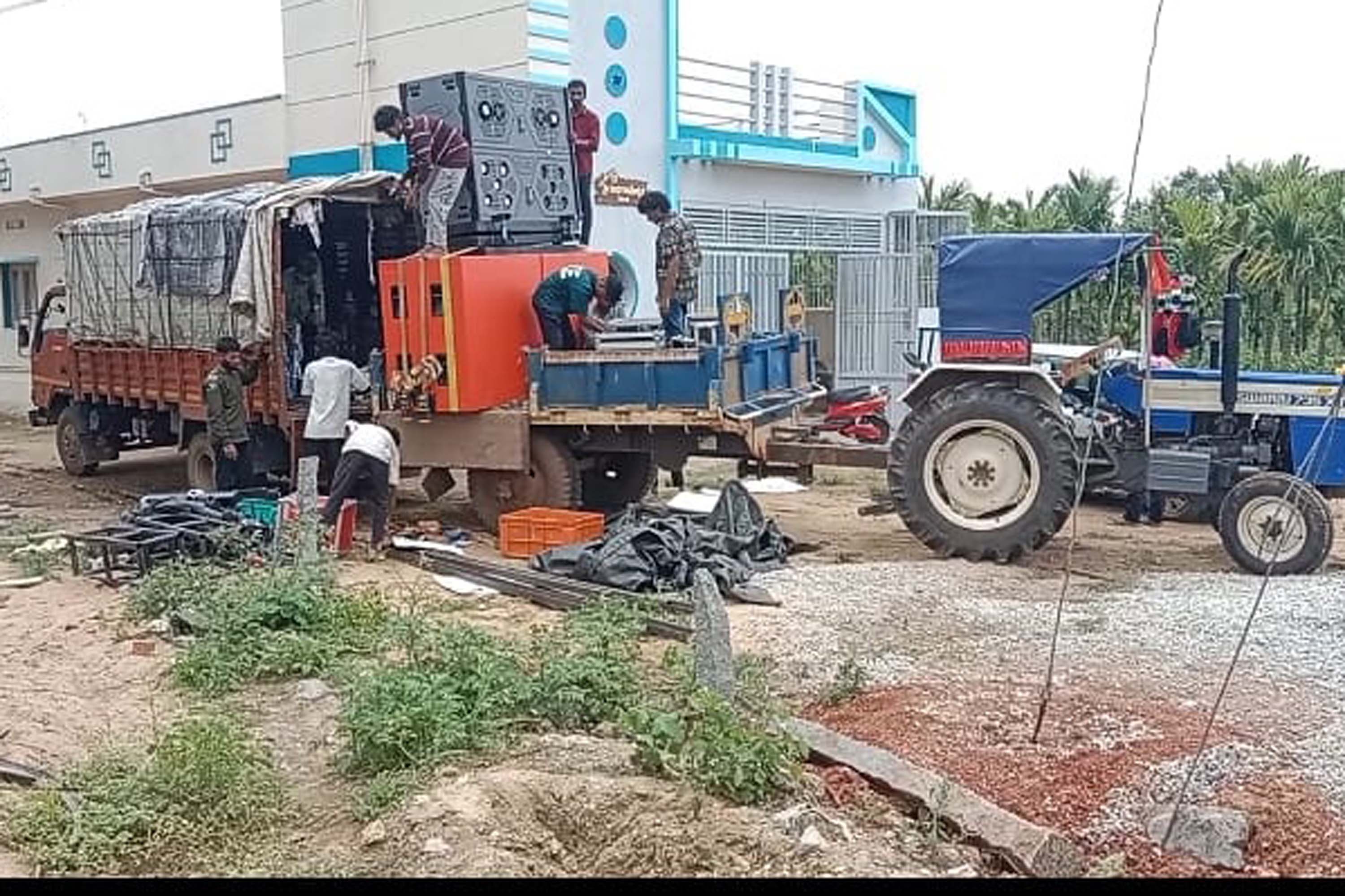 ನ್ಯಾಮತಿ ತಾಲ್ಲೂಕು ದೊಡ್ಡೇರಿ ಗ್ರಾಮಕ್ಕೆ ಬಂದಿದ್ದ ಡಿ.ಜೆ.ಯನ್ನು ವಾಪಸ್‌ ಕಳಿಸಲಾಯಿತು