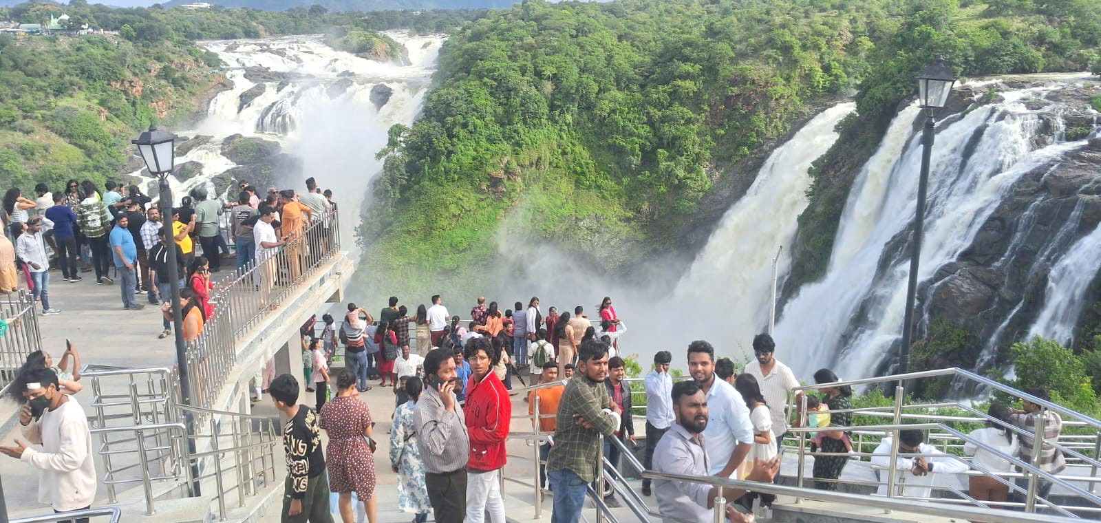 ಕಾವೇರಿ ಜಲಾನಯ ಪ್ರದೇಶಗಳಲ್ಲಿ ಉತ್ತಮ ಮಳೆಯಾಗುತ್ತಿರುವುದರಿಂದ ಮಳವಳ್ಳಿ ತಾಲ್ಲೂಕಿನ ಶಿವನಸಮುದ್ರ (ಬ್ಲಪ್) ಬಳಿಯ ವಿಶ್ವವಿಖ್ಯಾತ ಗಗನಚುಕ್ಕಿ ಜಲಪಾತೋತ್ಸವ ವೀಕ್ಷಿಸಲು ಭಾನುವಾರ ಪ್ರವಾಸಿಗರ ದಟ್ಟಣೆ ಕಂಡುಬಂತು