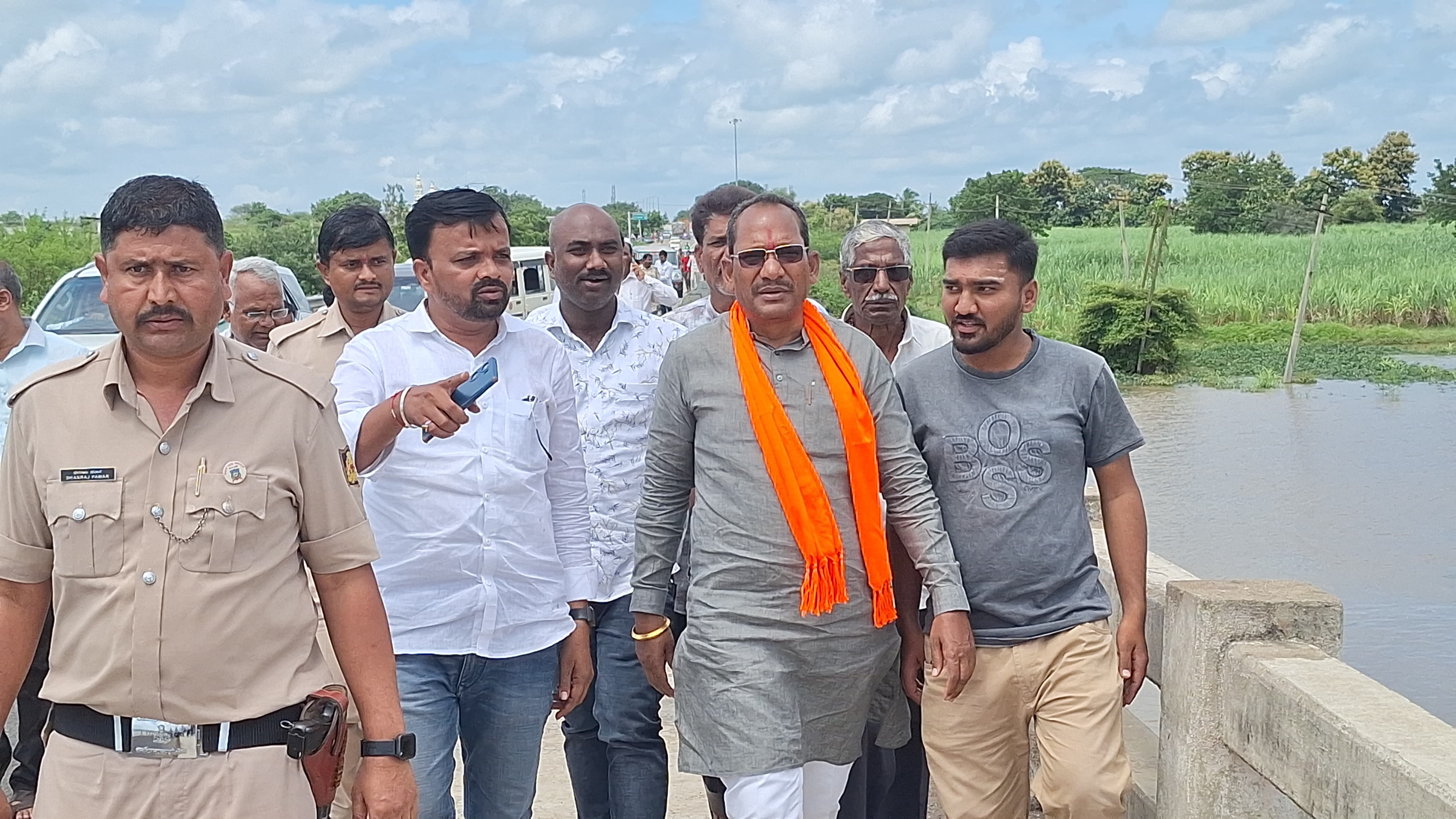 ಕಮಲನಗರ ತಾಲ್ಲೂಕಿನ ಸಂಗಮ ಕ್ರಾಸ್ ಬಳಿಯ ಮಾಂಜ್ರಾ ನದಿಗೆ ಶಾಸಕ ಪ್ರಭು ಚವ್ಹಾಣ ಭೇಟಿ ನೀಡಿದರು.