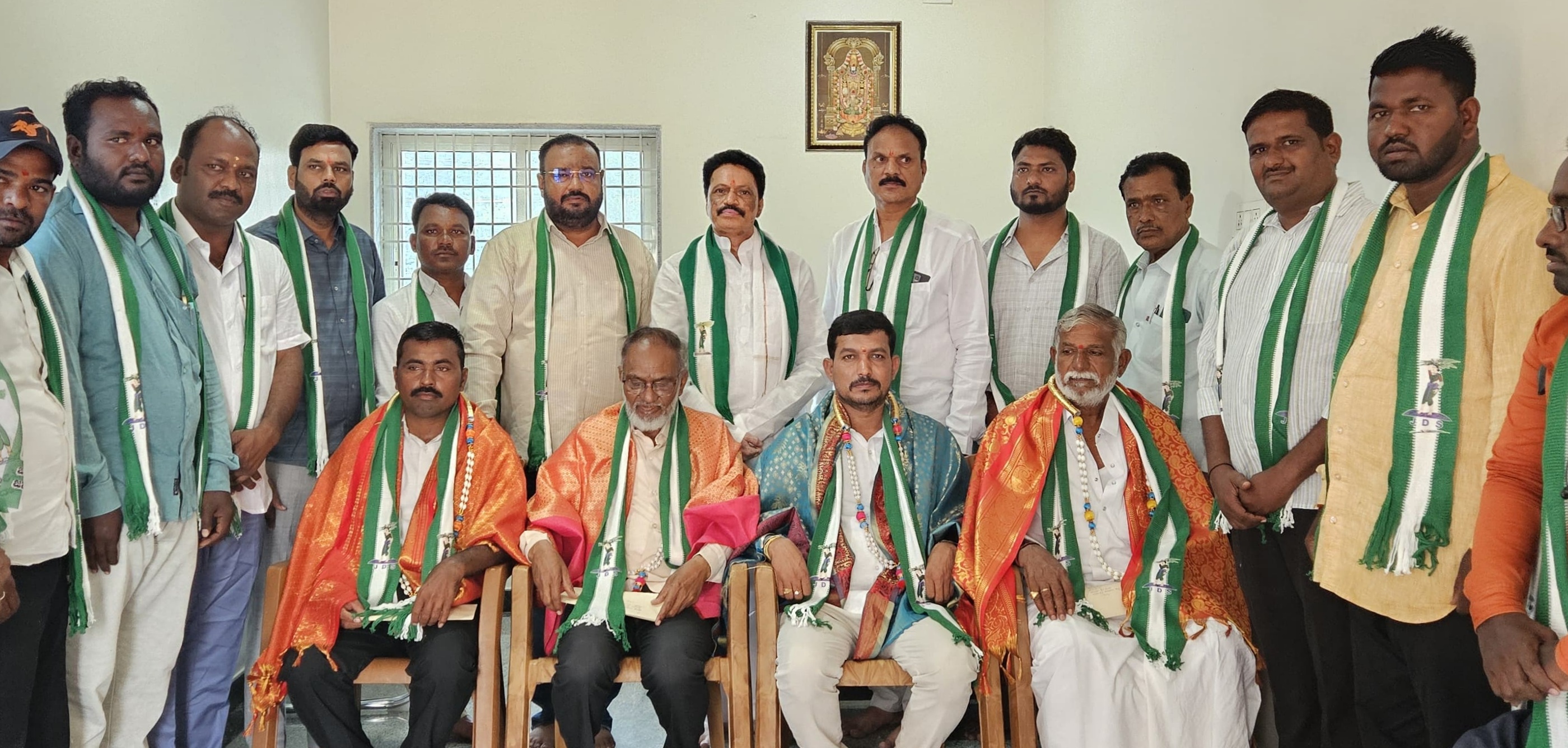 ಮಾನ್ವಿಯಲ್ಲಿ ಜೆಡಿಎಸ್ ಪಕ್ಷದ ನೂತನ ಪದಾಧಿಕಾರಿಗಳನ್ನು ಮಾಜಿ ಶಾಸಕ ರಾಜಾ ವೆಂಕಟಪ್ಪ ನಾಯಕ ಸನ್ಮಾನಿಸಿದರು