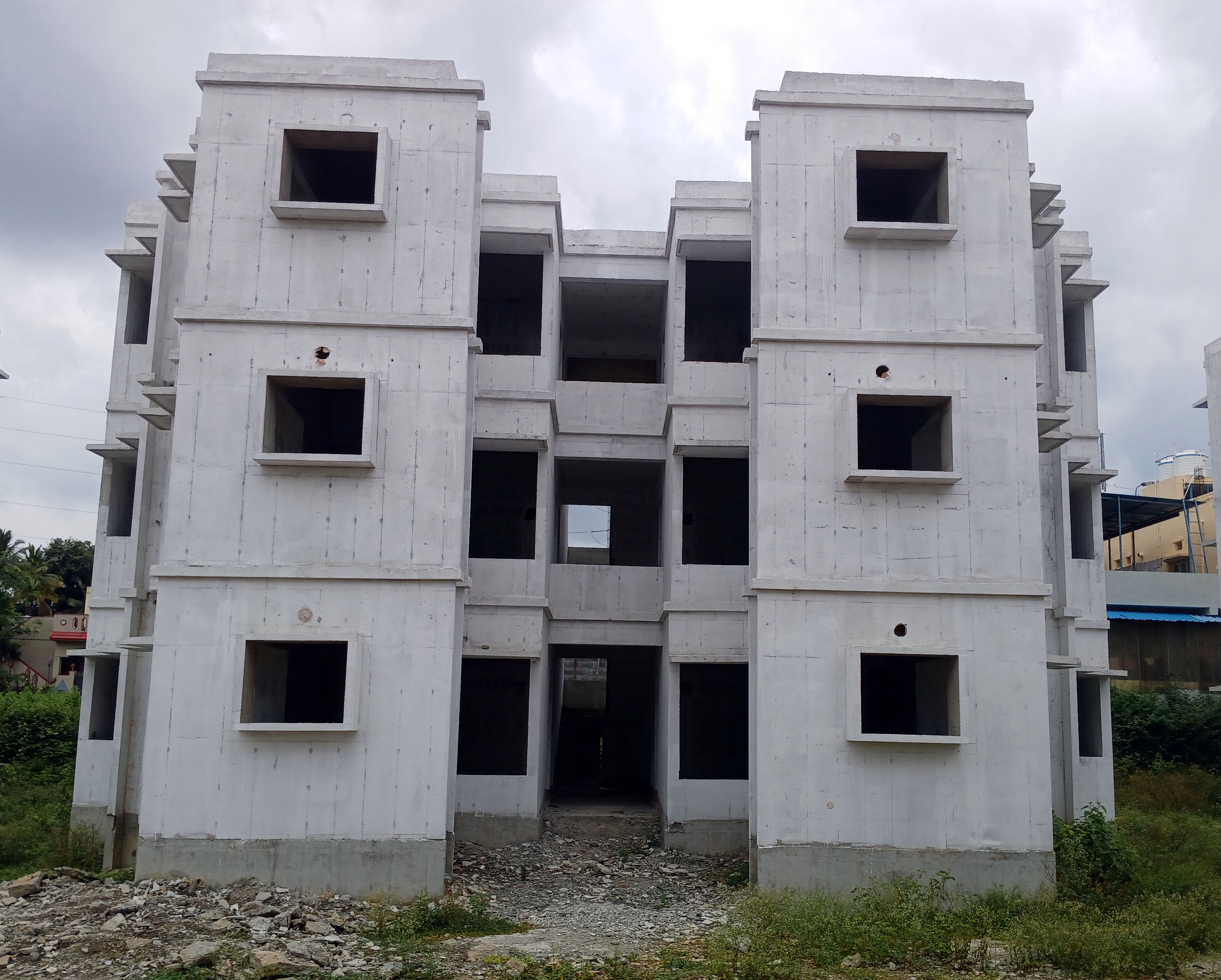 ಎರಡು ಅಂತಸ್ತಿನ ಸುಸಜ್ಜಿತ ವಸತಿ ಗೃಹಗಳು