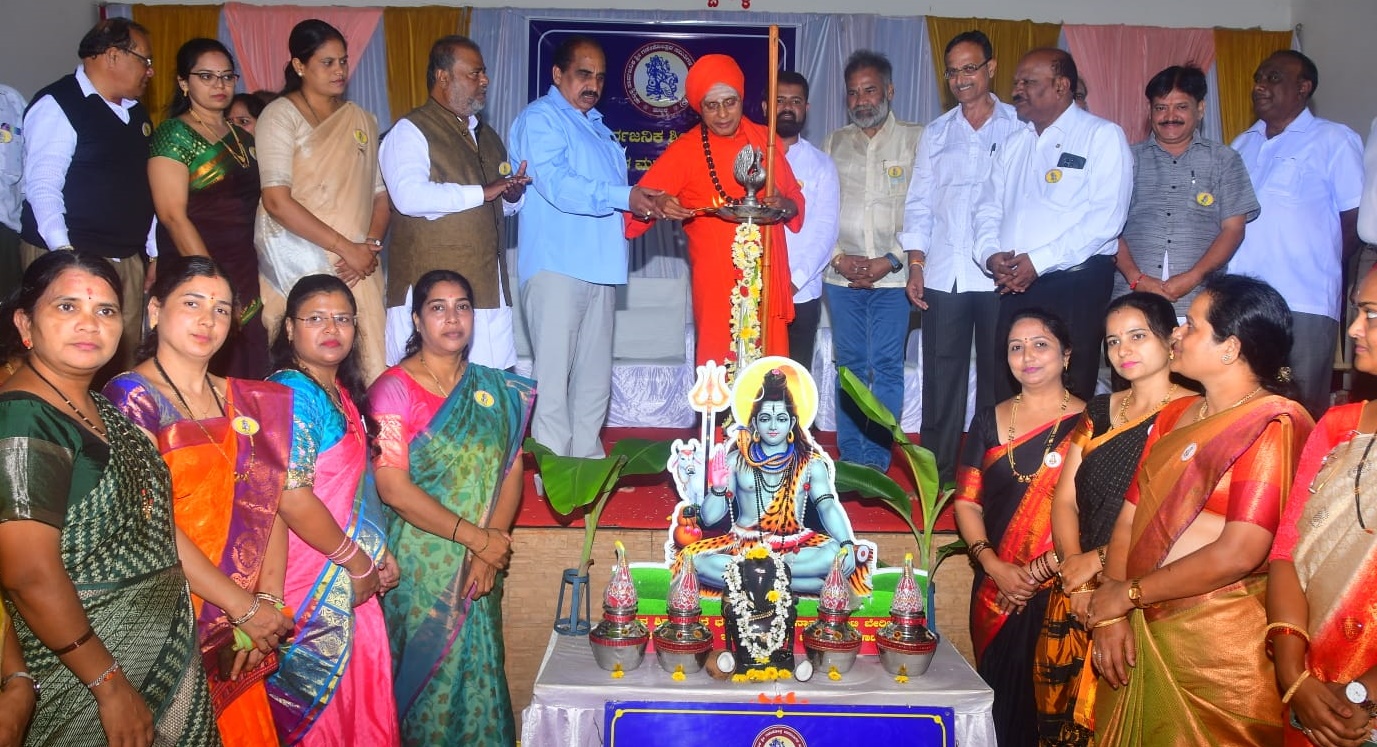 ಹುಬ್ಬಳ್ಳಿಯಲ್ಲಿ ಭಾನುವಾರ ನಡೆದ ಸಾರ್ವಜನಿಕ ಗಣೇಶೋತ್ಸವ ಸಮಿತಿಗಳ ಬಹುಮಾನ ವಿತರಣಾ ಸಮಾರಂಭವನ್ನು ಮೂರುಸಾವಿರ ಮಠದ ಗುರುಸಿದ್ಧ ರಾಜಯೋಗೀಂದ್ರ ಸ್ವಾಮೀಜಿ ಉದ್ಘಾಟಿಸಿದರು