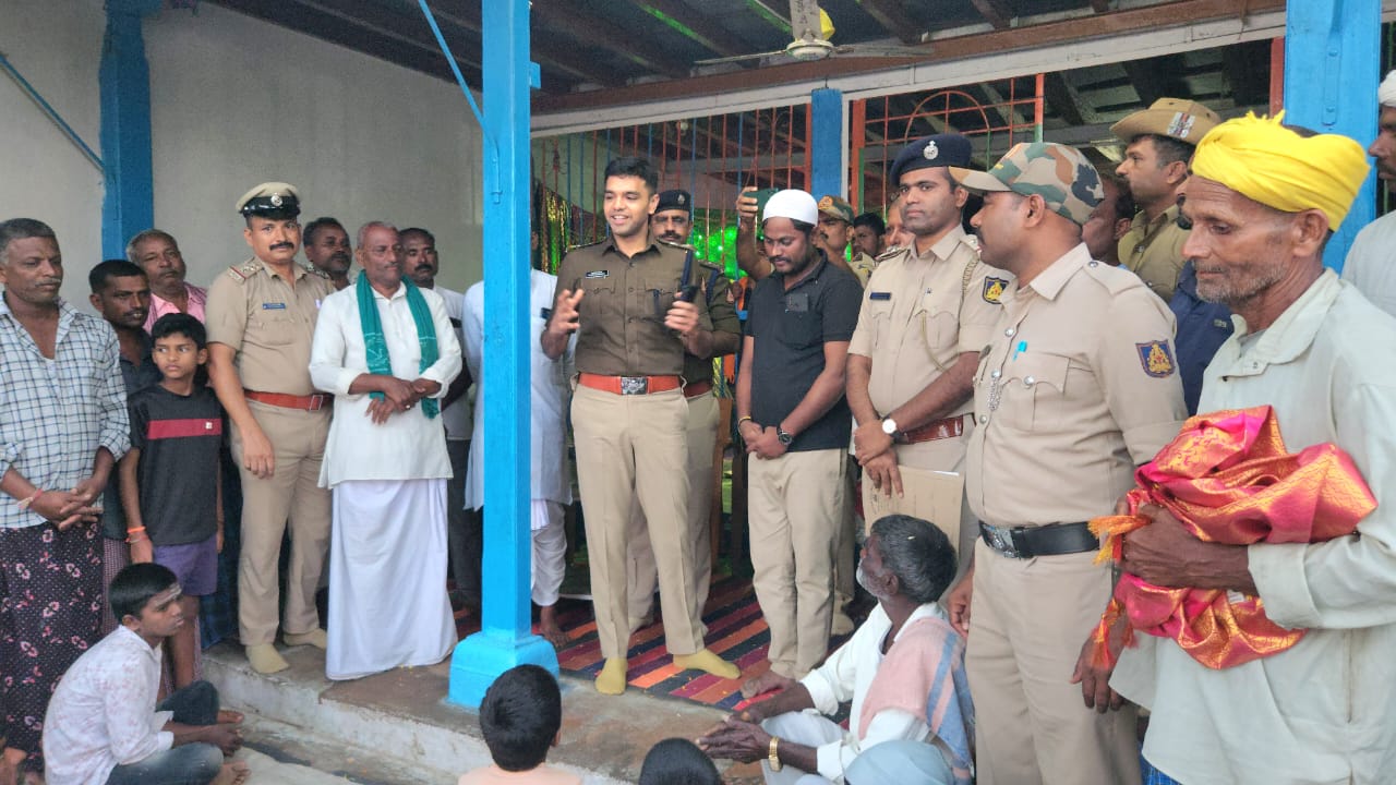 ಗ್ರಾಮದ ಮಸೀದಿಗೆ ಭೇಟಿ ನೀಡಿ ಮೆಚ್ಚುಗೆ ವ್ಯಕ್ತಪಡಿಸಿದ ಜಿಲ್ಲಾ ಪೊಲೀಸ್ ವರಿಷ್ಠಾಧಿಕಾರಿ ರೋಹನ್ ಜಗದೀಶ್ ಮತ್ತು ಸಿಬ್ಬಂದಿ