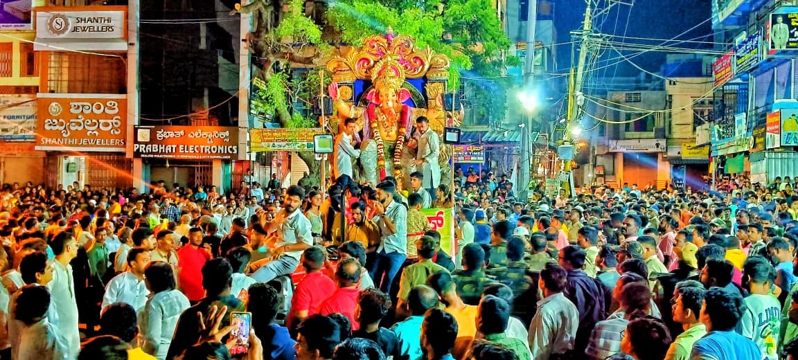 ಹೊಸಪೇಟೆಯ ದೊಡ್ಡ ಮಸೀದಿ ಸಮೀಪ ಭಾನುವಾರ ರಾತ್ರಿ ಭಾರಿ ಜನಸ್ತೋಮದ ನಡುವೆ ಗಣೇಶ ಮೂರ್ತಿಗಳ ಭವ್ಯ ಶೋಭಾಯಾತ್ರೆ ನಡೆಯಿತು  –ಪ್ರಜಾವಾಣಿ ಚಿತ್ರ/ ಲವ ಕೆ.
