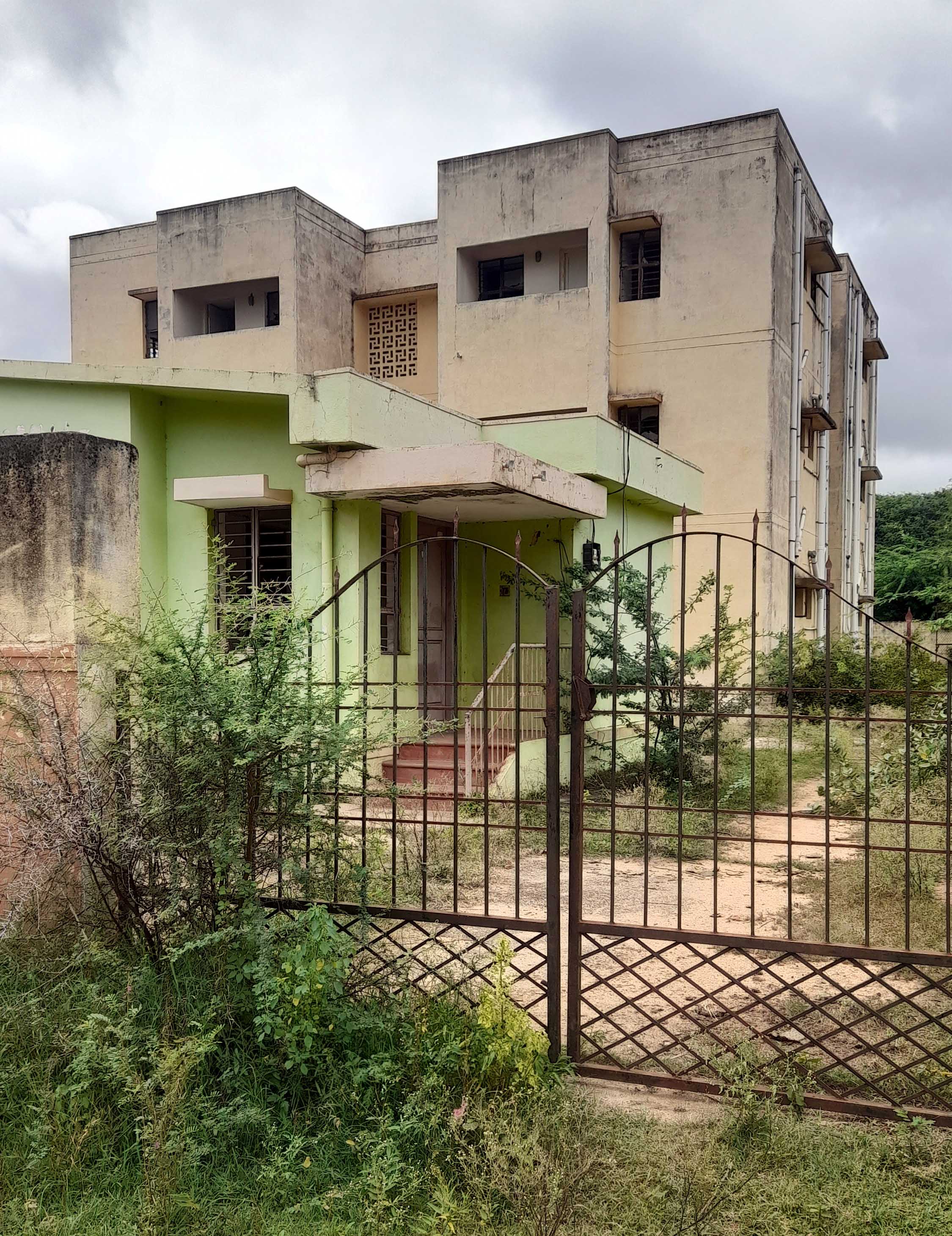 ಪಾವಗಡ ತಾಲ್ಲೂಕು ವೈ.ಎನ್ ಹೊಸಕೋಟೆ ಗ್ರಾಮದ ಬಳಿಯಿರುವ ನೂತನ ಪೊಲೀಸ್ ವಸತಿ ಗೃಹದ ಸುತ್ತಲು ಸೀಮೆಜಾಲಿ ಬೆಳೆದಿರುವುದು