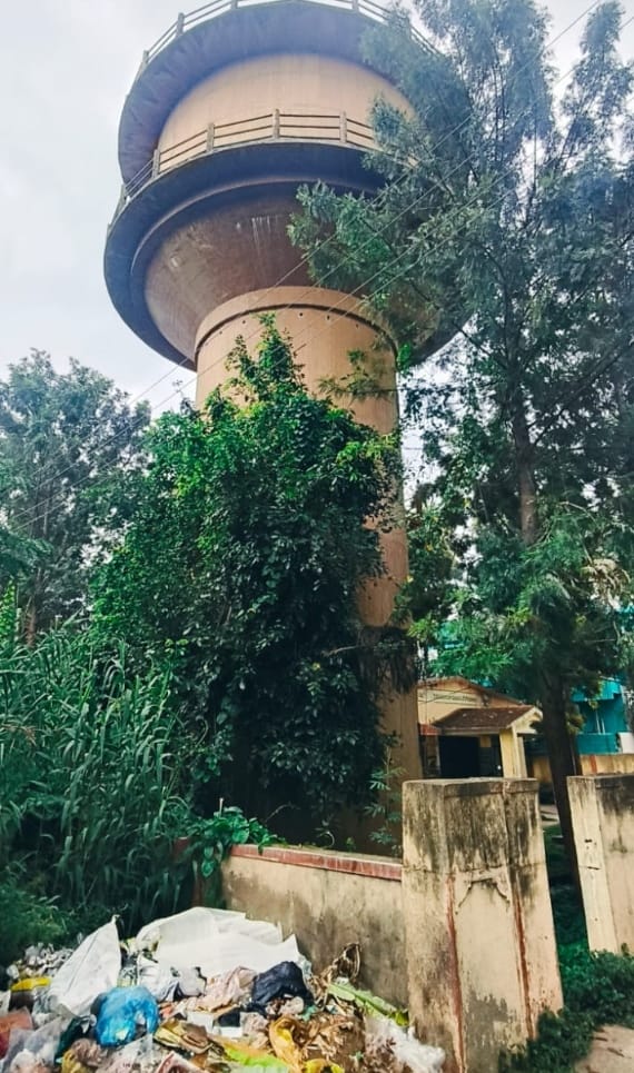 ಯಳಂದೂರು ಪಟ್ಟಣದಲ್ಲಿ ನೀರಿನ ಟ್ಯಾಂಕ್‌ ಆವರಿಸಿಕೊಂಡಿರುವ ಕಳೆಗಿಡಗಳು