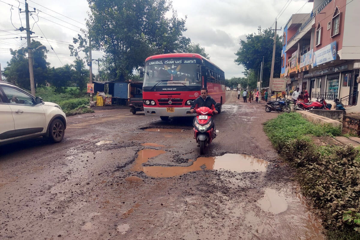 ರಬಕವಿ–ತೇರದಾಳ ರಸ್ತೆಯಲ್ಲಿನ ಗುಂಡಿಗಳು
