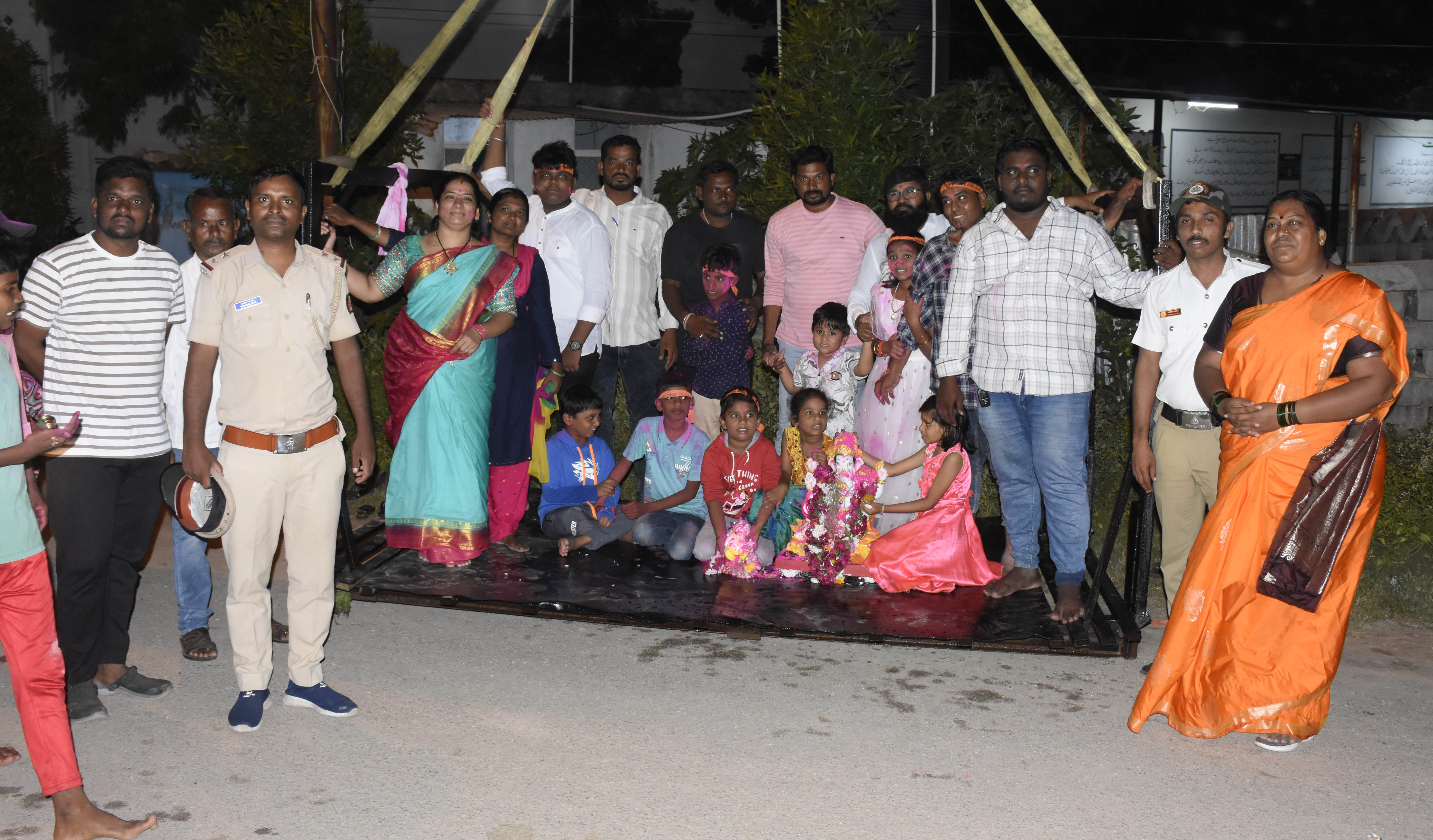 ಯಾದಗಿರಿ ನಗರದ ಸಣ್ಣ ಕೆರೆ ಸಮೀಪದ ಪುಷ್ಕರಣಿಗೆ ಭಾನುವಾರ ನಗರಸಭೆ ಅಧ್ಯಕ್ಷೆ ಲಲಿತಾ ಅನಪುರ ಭೇಟಿ ನೀಡಿ ಮೂರ್ತಿಗಳ ವಿಸರ್ಜನೆ ಪರಿಶೀಲಿಸಿದರು