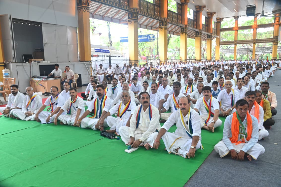 ಧರ್ಮಸ್ಥಳದಲ್ಲಿ ನಡೆದ ಧರ್ಮಸಂರಕ್ಷಣಾ ಸಮಾವೇಶದಲ್ಲಿ ಭಾಗವಹಿಸಿದ್ದ ಜನ