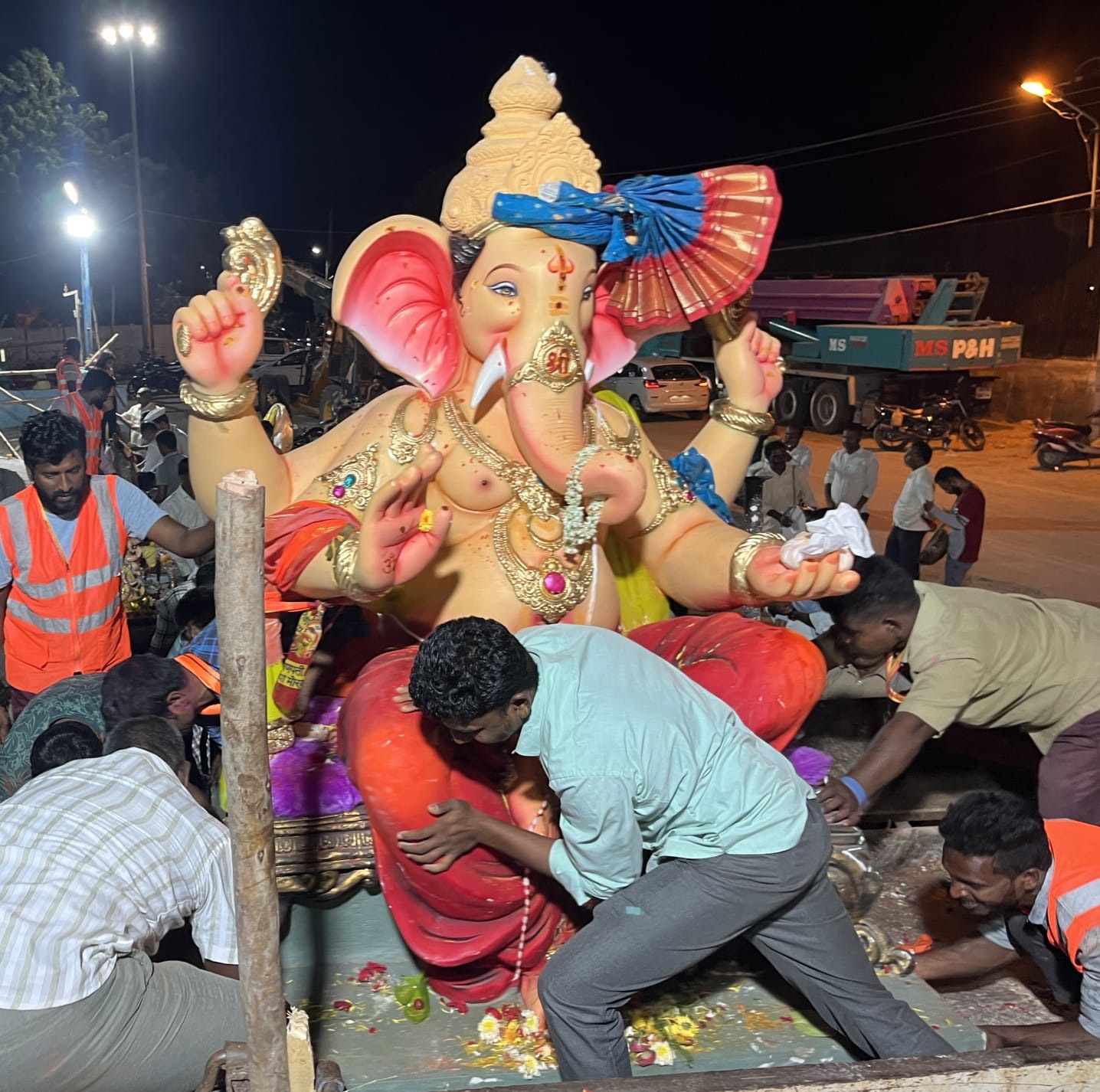 ರಾಯಚೂರು ನಗರದ ಖಾಸಬಾವಿಯಲ್ಲಿ ಐದನೆಯ ದಿನದ ಗಣಪತಿಗಳ ವಿಸರ್ಜನೆ ಭಾನುವಾರ ನಡೆಯಿತು