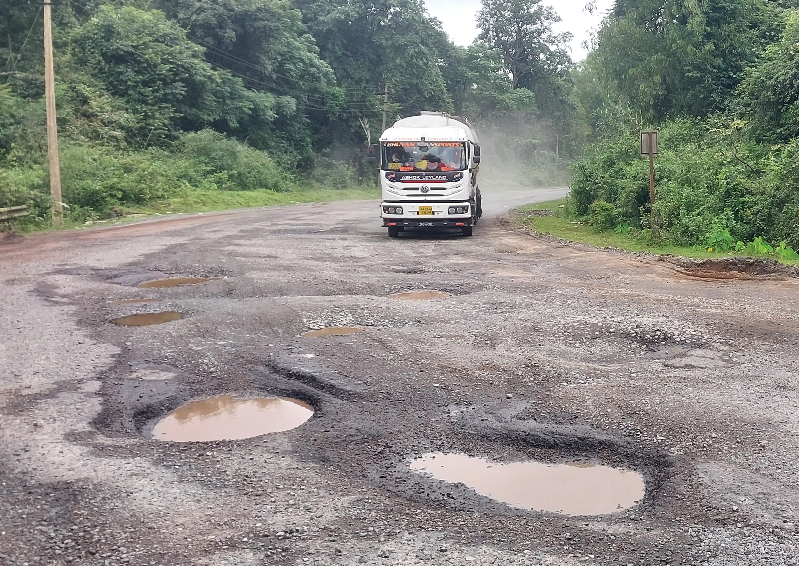 ಅಂಕೋಲಾ - ಯಲ್ಲಾಪುರ ನಡುವಿನ ರಾಷ್ಟೀಯ ಹೆದ್ದಾರಿಯಲ್ಲಿ ಹೊಂಡ ಬಿದ್ದು ರಸ್ತೆ ಹದಗೆಟ್ಟಿರುವುದು.