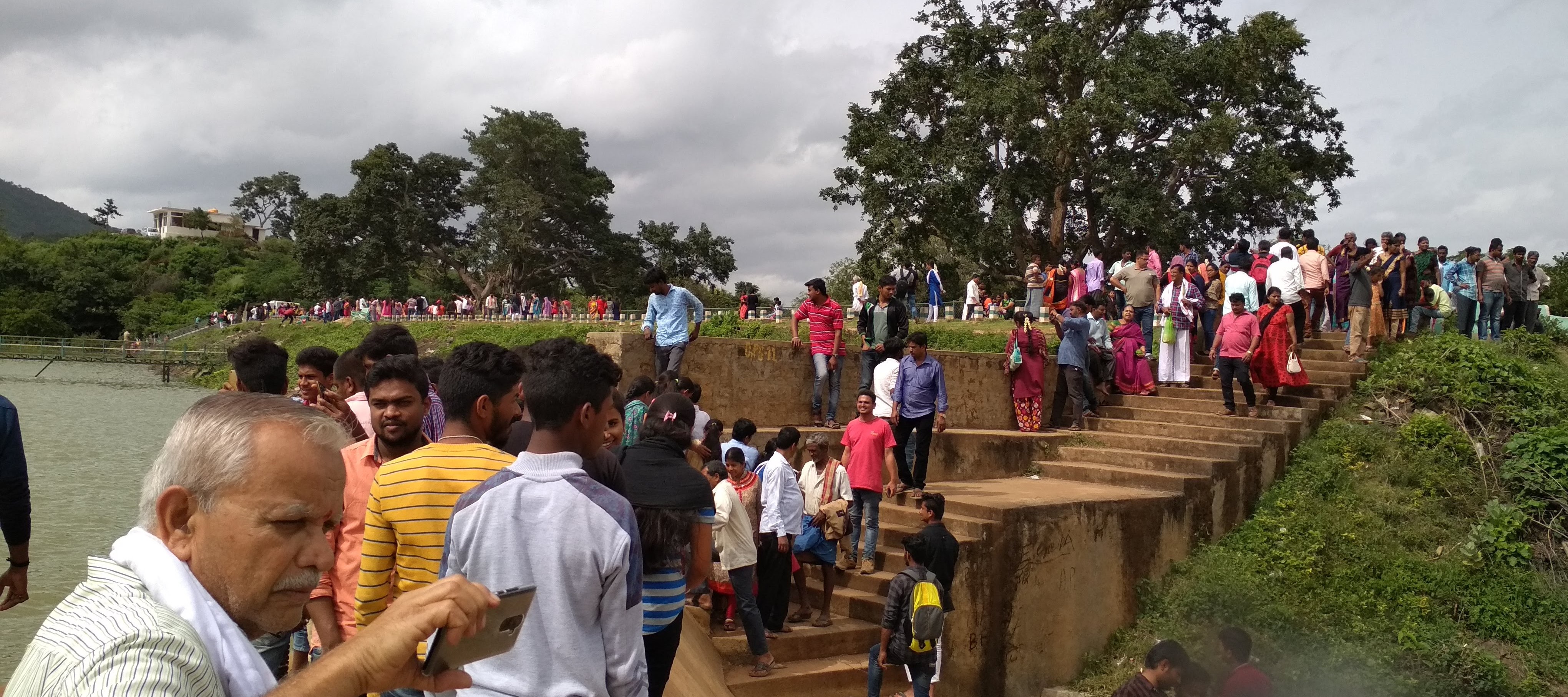 ಕಡೂರು ತಾಲ್ಲೂಕಿನ ಅಯ್ಯನಕೆರೆ ವೀಕ್ಷಣೆಗೆ ಬಂದ ಪ್ರವಾಸಿಗರು